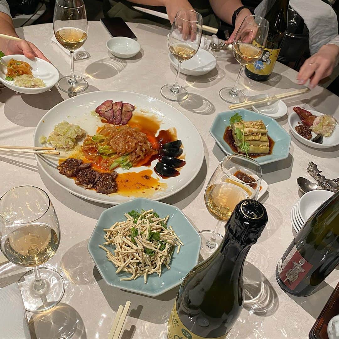 植村麻由のインスタグラム：「昨日🍷美味しいワイン持ち寄って美味しい中華を食べる会🥢月2でお願いしたい」