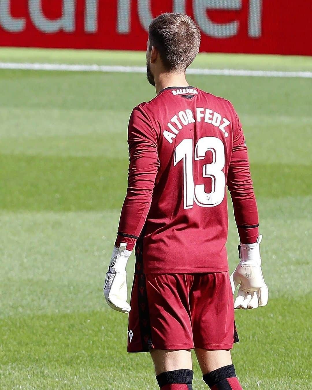 LFPさんのインスタグラム写真 - (LFPInstagram)「It's not easy to beat him! 🧤 • ¡Un portero difícil de vencer! ⚽ • #Aitor #LevanteUD #LaLiga #LaLigaSantander #Football #HayQueVivirla #YouHaveToLiveIt」11月16日 13時00分 - laliga