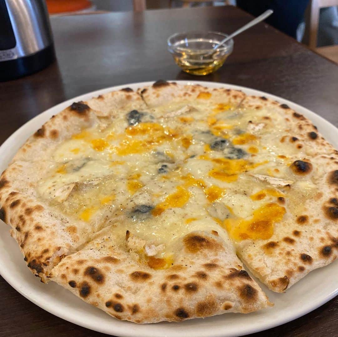 小川永子のインスタグラム：「濃厚チーズがたまらない美味しさのクアトロフォルマッジ❤️  青カビチーズの香りが鼻に抜けて、チーズの塩気と蜂蜜の甘さが絶妙にマッチ。  やっぱり大好きです、この組み合わせ🍕 #チーズ好きな人と繋がりたい  #クアトロフォルマッジ #東大 #オーガニック野菜 #隠れ家的なお店 #アナウンサー  #ピザ好きな人と繋がりたい  #pizza  #cheeselovers」