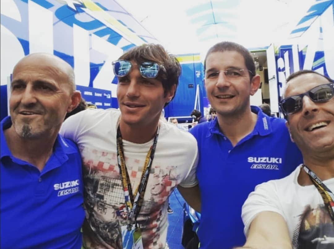 のインスタグラム：「Quanta strada che avete fatto da quando abbiamo scattato questa foto.. Complimenti per la VITTORIA... GRANDI RAGAZZI.. #motogp #suzuki #suzukimotogp #vittoria #campioni #amici」
