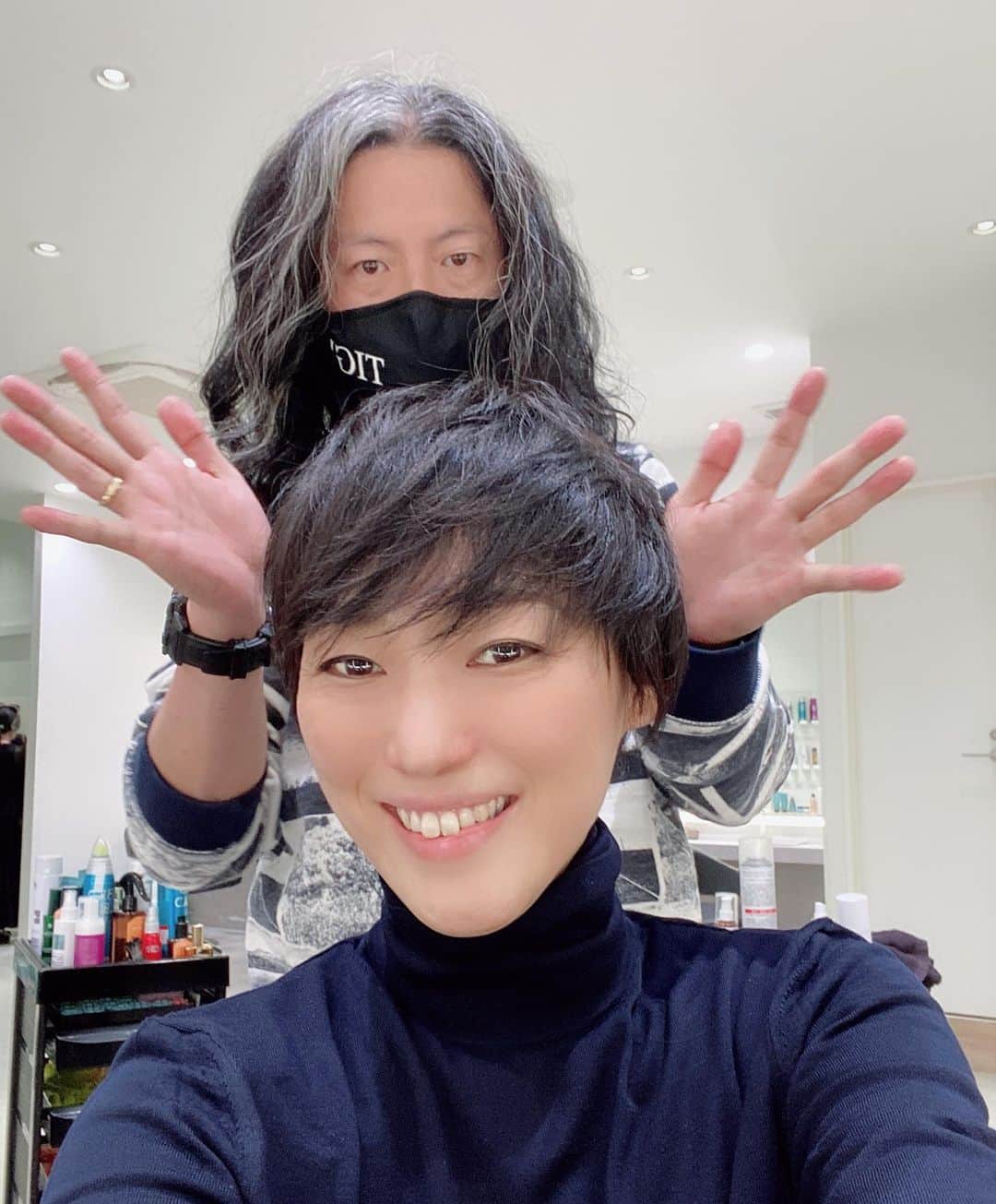 のインスタグラム：「髪をカットしました✨✨  ちょっとバッサリ、そしてスッキリ！！😊😆☺️  rock @rock_hairdesign のすなおさん   @sunaoakiyama はヘアーにいつも魔法をかけてくれはります。  ありがとうございます✨✨  #rock #美容室 #秋山すなお #ショートヘア #photo #写真 #cut #beauty #たくさんとってくださりありがとうございました #感染対策万全 #やせなきゃだ #smile」