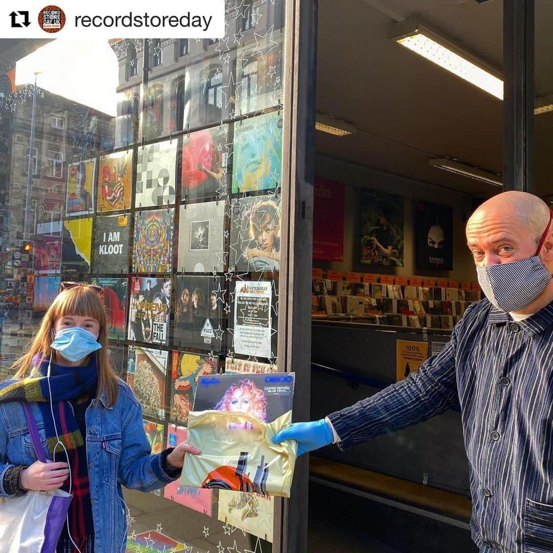 カイリー・ミノーグさんのインスタグラム写真 - (カイリー・ミノーグInstagram)「💖💖💖 Gorgeous! #Repost @recordstoreday ・・・ Although the second lockdown means shops in England are closed, you can still support your local independent record shop by: Click & Collect, Phone Orders, Mail Orders, and Social Media Orders 😷   Find your local shop today using our store locator (link in bio)   recordstoreday.co.uk/stores/   📷: @piccadillyrecords」11月17日 0時01分 - kylieminogue