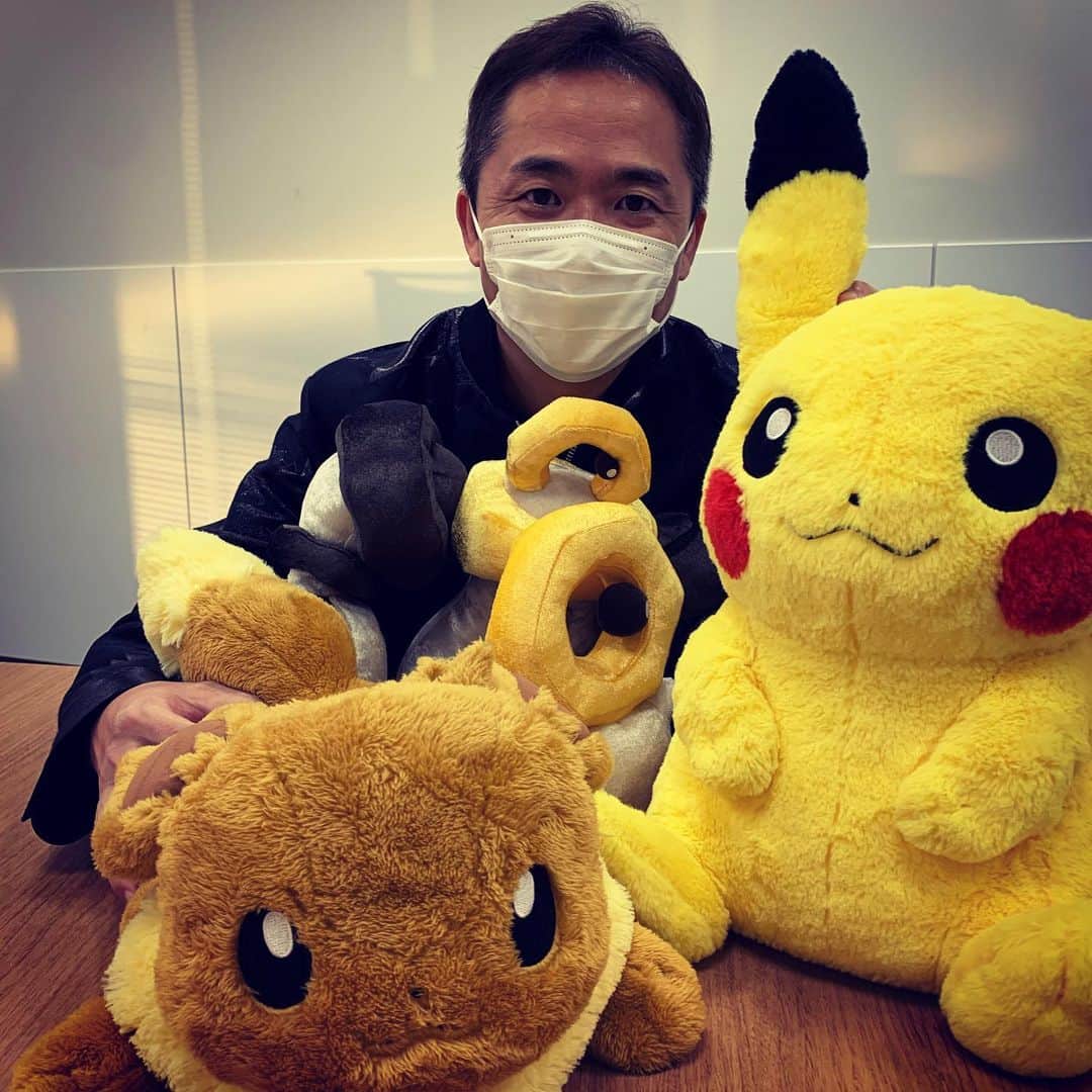 増田順一のインスタグラム：「ポケットモンスター Let’s Go! ピカチュウ・イーブイ、世界同時発売2周年目の日に記念撮影！  #ポケモン #ポケモンgo #ピカチュウ #イーブイ #ピカブイ #2周年 #任天堂スイッチ #pikachu #eevee #letsgo #letsgopikachu #letsgoeevee #pokemon #pokemongo」