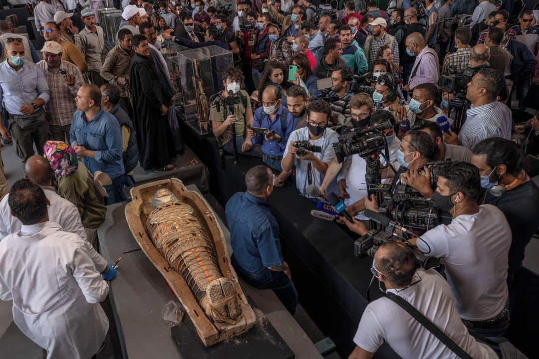 ルモンドさんのインスタグラム写真 - (ルモンドInstagram)「L’Egypte a dévoilé, samedi 14 novembre, une centaine de sarcophages vieux de plus de deux mille ans, en parfait état, découverts dans la nécropole de Saqqara, au sud du Caire. Scellés, les cercueils en bois dévoilés en fanfare au cours d’une cérémonie appartiennent à des hauts responsables de la Basse Epoque (entre 700 et 300 ans av. J.-C.) et de la période ptolémaïque (323 à 30 ans av. J.-C.). Une soixantaine d’autres sarcophages avaient déjà été dévoilés en octobre. « Saqqara n’a pas encore révélé tout ce qu’elle recèle. C’est un trésor », a affirmé Khaled El-Enani, ministre égyptien du tourisme et des antiquités. La centaine de nouveaux sarcophages a été découverte dans trois puits funéraires, à 12 mètres de profondeur.⁣ -⁣ Une partie des sarcophages récemment découverts sont exposés à la presse à Saqqara en Egypte le 14 novembre. Photos 1 et 2 : Nariman El-Mofty (@narimanelmofty) / AP . Photo 3 : Ahmed Hasan / AFP (@afpphoto)⁣ -⁣ #archeologie #Egypte」11月16日 22時37分 - lemondefr