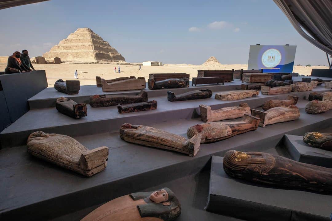 ルモンドさんのインスタグラム写真 - (ルモンドInstagram)「L’Egypte a dévoilé, samedi 14 novembre, une centaine de sarcophages vieux de plus de deux mille ans, en parfait état, découverts dans la nécropole de Saqqara, au sud du Caire. Scellés, les cercueils en bois dévoilés en fanfare au cours d’une cérémonie appartiennent à des hauts responsables de la Basse Epoque (entre 700 et 300 ans av. J.-C.) et de la période ptolémaïque (323 à 30 ans av. J.-C.). Une soixantaine d’autres sarcophages avaient déjà été dévoilés en octobre. « Saqqara n’a pas encore révélé tout ce qu’elle recèle. C’est un trésor », a affirmé Khaled El-Enani, ministre égyptien du tourisme et des antiquités. La centaine de nouveaux sarcophages a été découverte dans trois puits funéraires, à 12 mètres de profondeur.⁣ -⁣ Une partie des sarcophages récemment découverts sont exposés à la presse à Saqqara en Egypte le 14 novembre. Photos 1 et 2 : Nariman El-Mofty (@narimanelmofty) / AP . Photo 3 : Ahmed Hasan / AFP (@afpphoto)⁣ -⁣ #archeologie #Egypte」11月16日 22時37分 - lemondefr