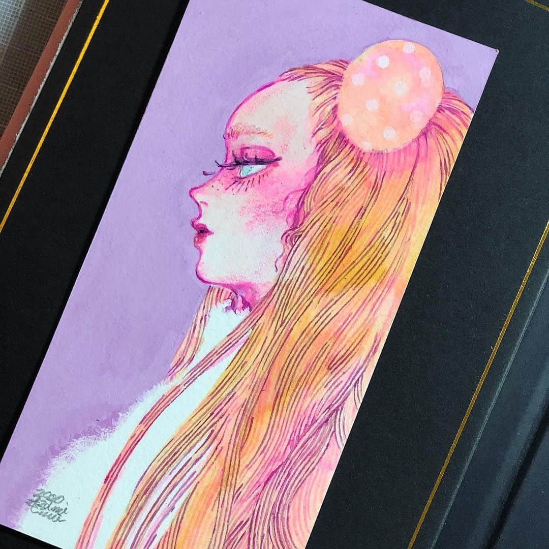 eimiのインスタグラム：「髪の毛を描く楽しさを思い出した！﻿ 使う色を少し増やして紙を変えました﻿ ﻿ #Eimi個展 #Eimi個展moment ﻿ #eimicroquis #eimi #AzamiEimi #illustration #drawing #イラストレーション #girlsillustration #pink #artwork」
