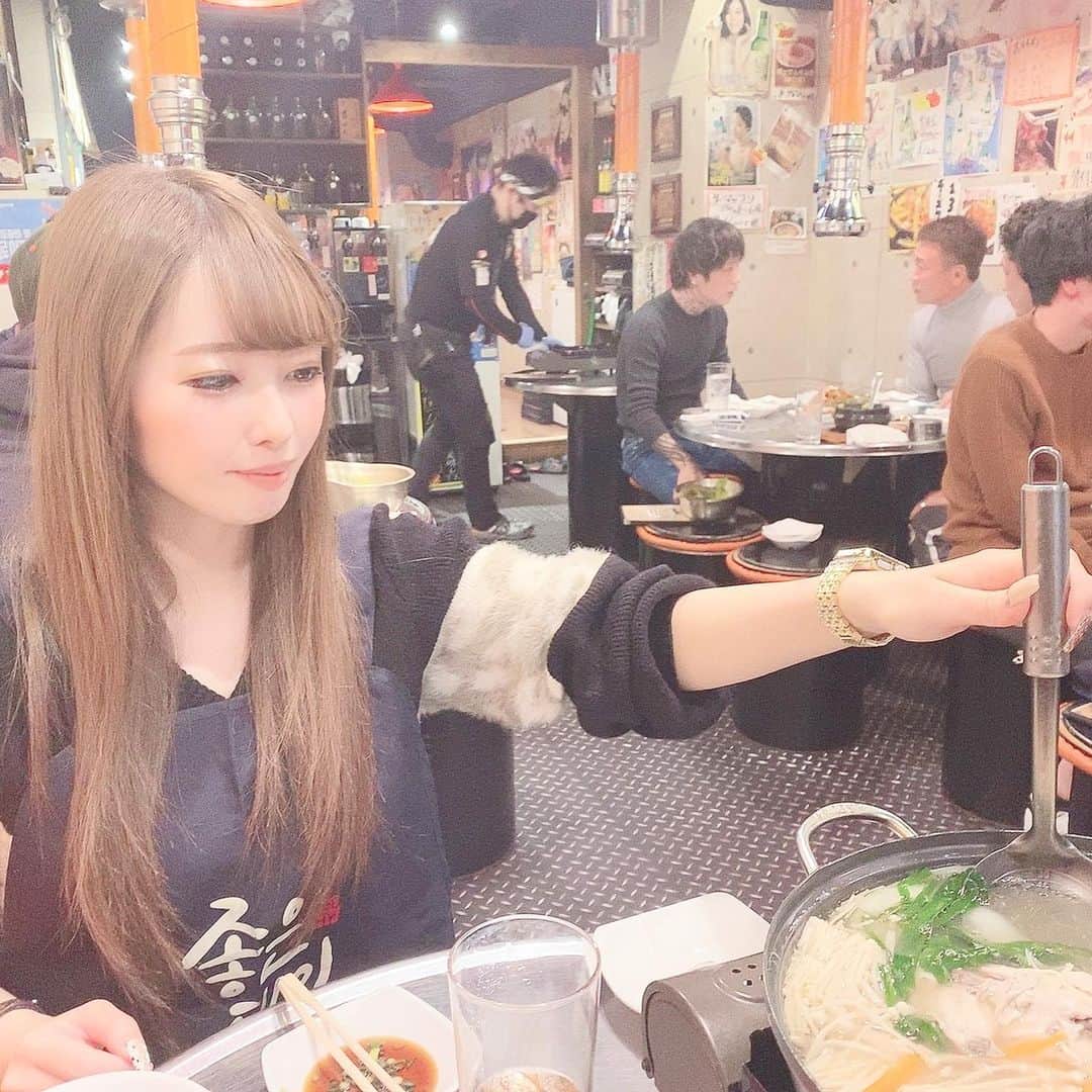 ゆんのインスタグラム：「🐓 . こないだはタッカンマリ食べに連れてってもらったよ💓 . 汚れないようにつけるエプロンがバイトしてる人みたいだったから面白かった🤣 . 次はプデチゲ食べたい🥺💕 .  #ガーデン #ガーデン川崎 #川崎 #横浜 #新宿 #歌舞伎町#六本木 #銀座 #名古屋 #ミナミ #北新地 #神奈川 #すすきの #キャバクラ #キャバ嬢 #ガールズバー #シャンパン  #水商売 #夜職 #キャバ嬢メイク #キャバ嬢ヘアメイク #キャバドレス #ドレス #いいね返し  #ポケパラ #ポケパラ関東 #タッカンマリ #韓国村」