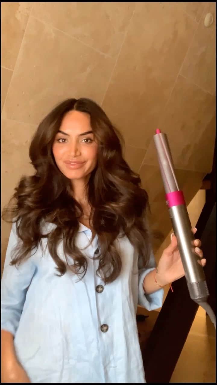 Diipa Büller-Khoslaのインスタグラム：「Bouncy curls like helllooo! Used @dysonhair for the first time & I am impressed. Will alternate with my curling iron and air wrap from now on 🥰 Do you prefer my hair curly or straight? #NoExtremeHeat #HairScience #DysonHair #DysonAirwrap #DysonIndia @dyson」