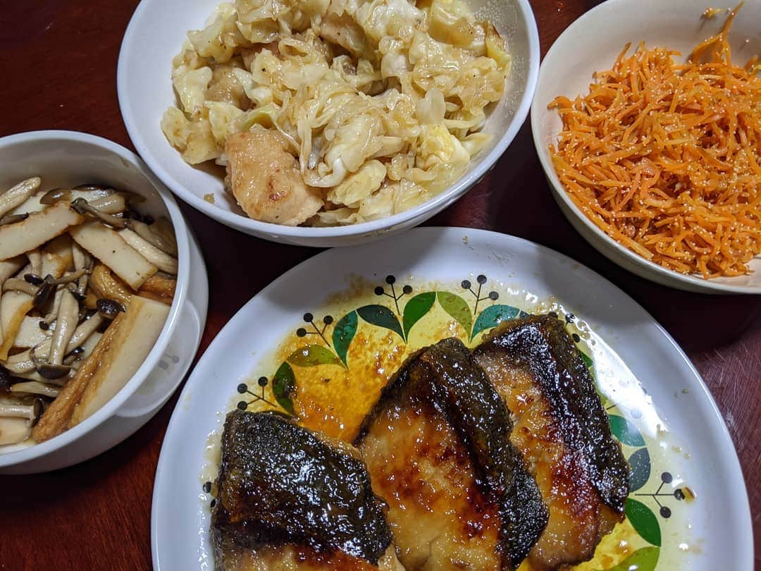 山部朱里のインスタグラム：「. . 【一緒に食べると「おいしいね」みんなで食べると「おいしいね」と毎日満面の笑みで言ってくれる我が子】 ①ぶりのガーリックバターソテー 塩かけて20分くらい待つ。その間ににんにく炒める。にんにく取り出しておく。ぶりを洗う。小麦粉つけてにんにく焼いたフライパンで両面焼く。バターお醤油焼いたガーリックをなじませる。おいしい。 ②しめじさつまあげ 味付はめんつゆ！ ③胸肉キャベツ オイスターソース、はまぐりスープの素のみ。 ④にんじんたらこ めんつゆのみ . . #おうちごはん  #お家ごはん #おかず #夕飯 #手料理 #家庭料理  #料理 #簡単レシピ #時短 #子育て #育児 #男の子ママ  #年子 #ぶり #胸肉 #にんじん #たらこ #さつまあげ #めんつゆ #万能レシピ #ごちそうさまでした」