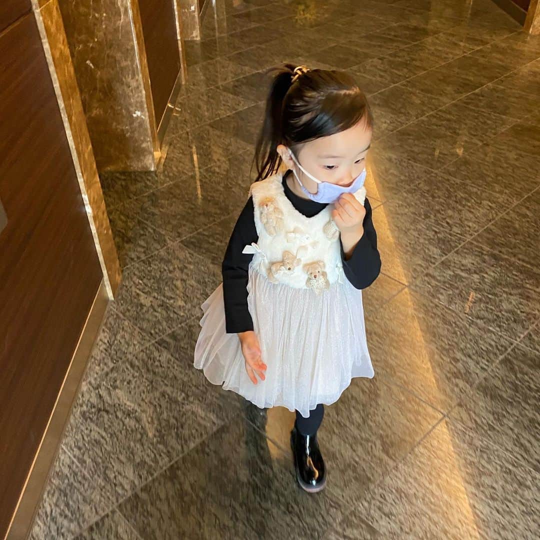 田中雅美さんのインスタグラム写真 - (田中雅美Instagram)「子供はマスクを長時間し続けることが難しい。。 （え、ウチだけ？？）  ・ ・ 10ヶ月の弟なんて、帽子でさえ嫌がるから、マスクなんて絶対に無理と思う😑  ・ ・ でも、、、 こんな世の中となって、 もしも自身がウイルスを持っていたら… そして、自らの身を守るため… なんとか少しずつ長く付けていられるように、お出かけの際は促し続ける他ないよね。。  ・ ・ #3歳児 #マスク #みんなどうしてる」11月16日 22時37分 - tanakamasami_official