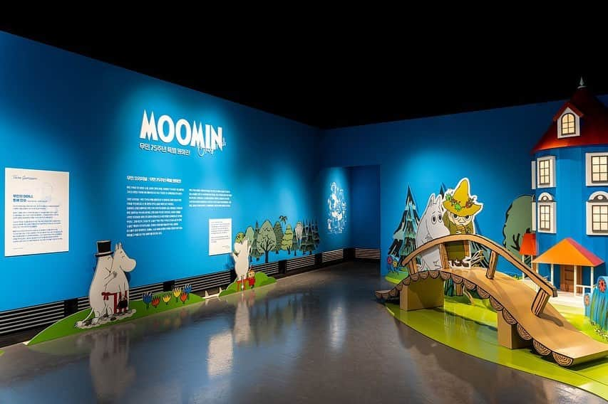 ムーミンさんのインスタグラム写真 - (ムーミンInstagram)「W-O-W! 🤩😍🎉 An anniversary exhibition in Seoul presents Tove Jansson’s Moomins in an experiential and multifaceted way. 🤩  Nearly 250 pieces of original Moomin artworks by Tove Jansson together with pieces presented using various production techniques guarantee a Moominous experience for Moomin fans of all ages. 😍🎨📸🎥  Read more at moom.in/seoul  #moomin #tovejansson #moominexhibition #moominanniversary #moomin75 #moominofficial #moominsinkorea #moominshop」11月16日 22時37分 - moominofficial