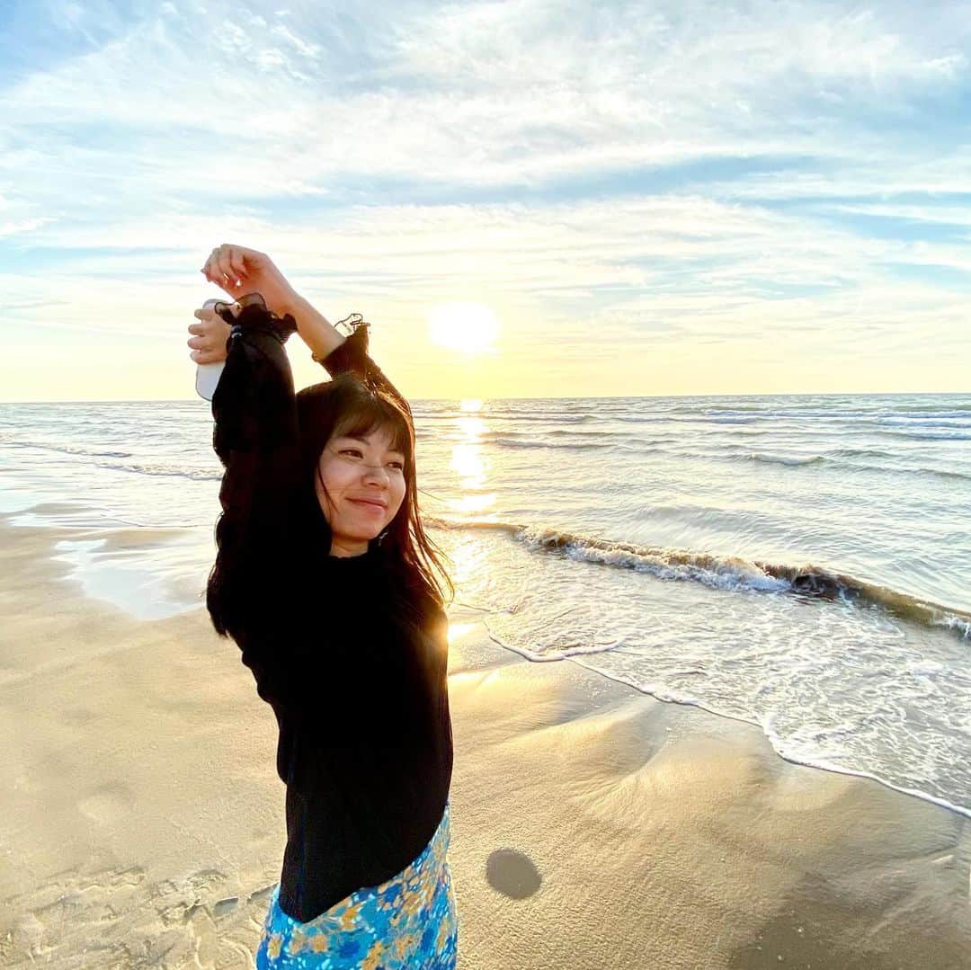 加藤万里奈さんのインスタグラム写真 - (加藤万里奈Instagram)「この季節に海行ってきた。 海の幸に感謝。ビールしか勝たん🤛」11月16日 22時40分 - _marinakato_