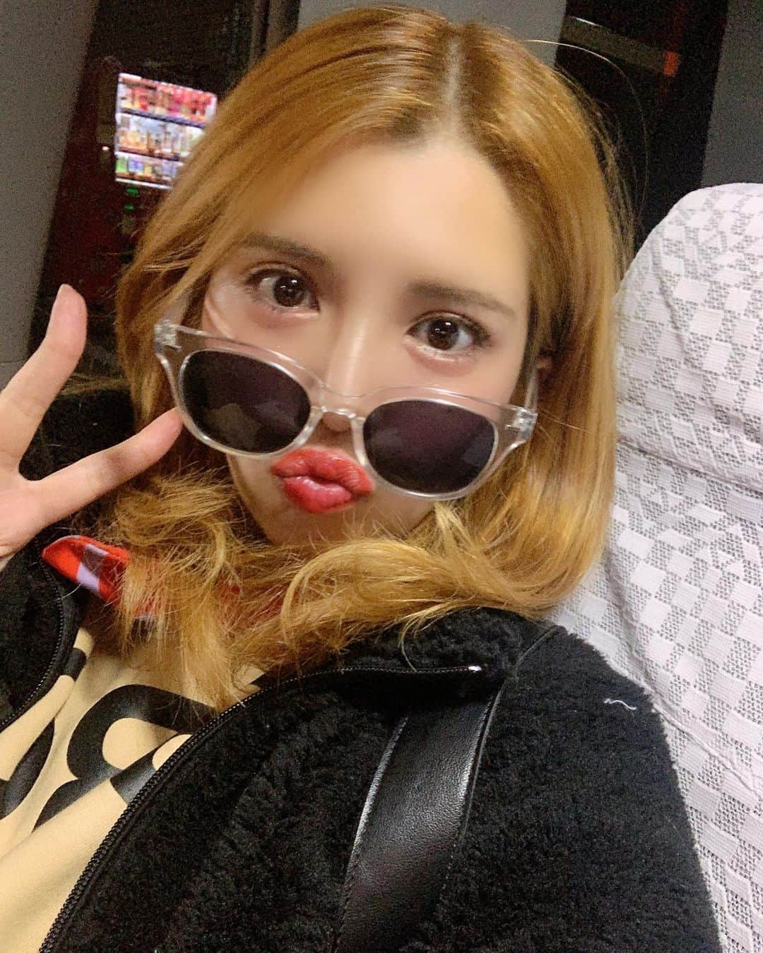 坂口杏里のインスタグラム：「今日は  23:00！  まっとんよん😊カラオケ無理🎉🎉  09054307175  ↑何かあればこちらまで！ Bar Cachette (カシェット) 東京都新宿区歌舞伎町2-11-7 メトロビル4階😈  お待ちしてますん💕 男性１時間3000円 女性１時間1500円 （飲み放題）」