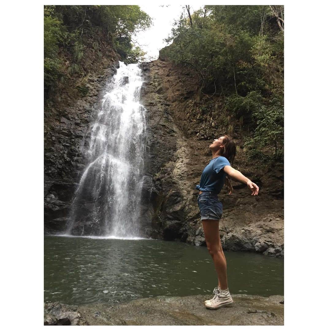 マチルダ・ルッツのインスタグラム：「This picture was taken some years ago on one of my adventures. I picked the location last minute and flew to Costa Rica. I met @emily_begins in Santa Teresa, we became friends and now her first book is coming out November 19th, you can pre order it on Amazon! I read it , and it’s inspiring, mind opening and it fills your spirit, body and mind with love and hope. THE QUEST ! Go read it !」