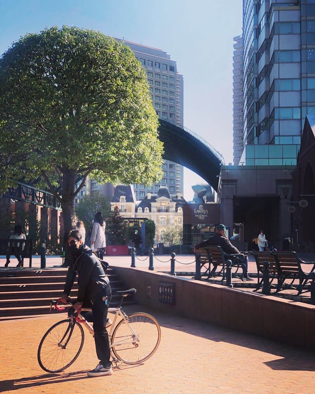 堤太輝のインスタグラム：「I feel good in the morning in Brooklyn.  I'd like to say such a thing....  #Japan #ebisugardenplace  #bicycle #bicyclelife  #bicyclephotos  #bicycleday  #bicyclefashion #Roadbike #anchorbikes  #bridgestone  #bridgestoneanchor  #일본 #에비스가든플레이스 #에비스 #恵比寿 #恵比寿ガーデンプレイス  #ガーデンプレイス #どりあんず堤と恵比寿ガーデンプレイス」