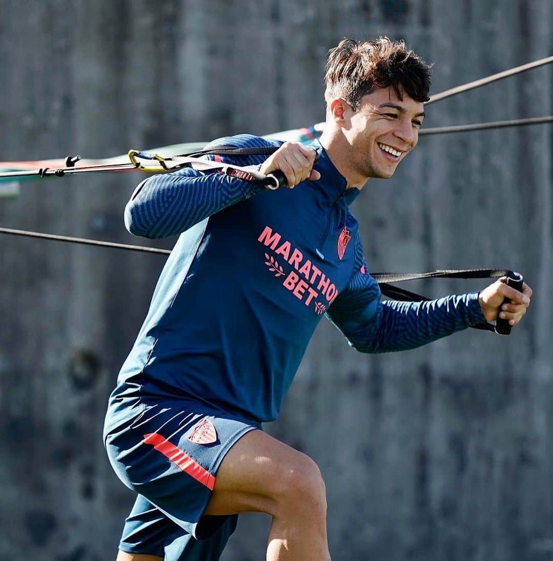 オリベル・トーレスのインスタグラム：「Nueva semana  Alegría💥🤞🏼 @sevillafc」