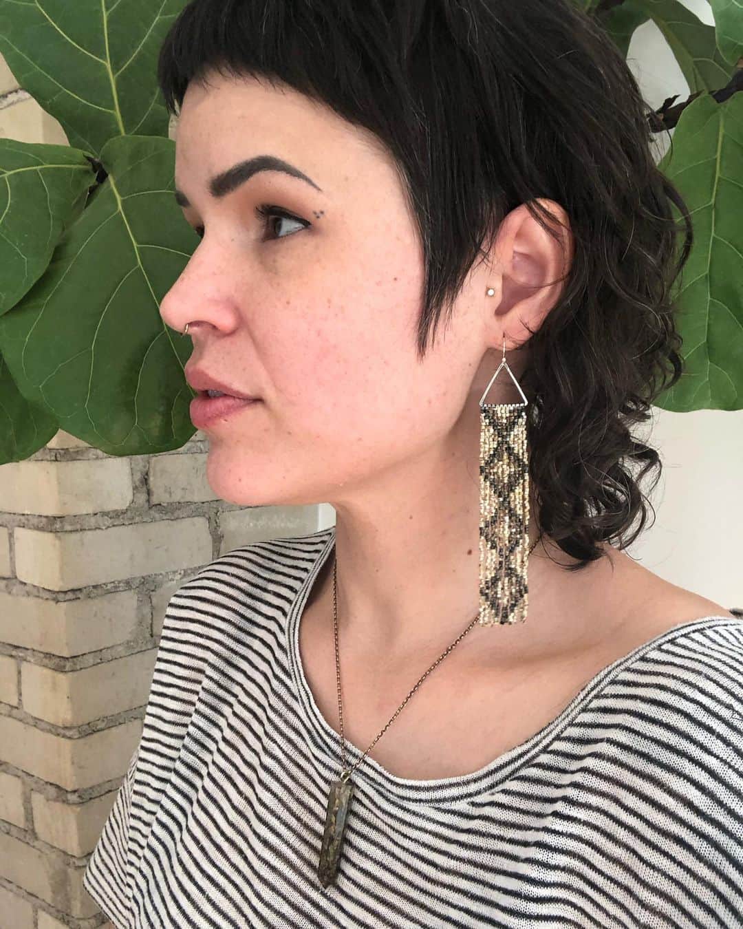 Grace Bonneyのインスタグラム：「Halito, Friends! My name is Holly Nolan. I am a full-time beadweaver at @lillienellbeadworks and am so excited to takeover the Design Sponge feed this week. Thank you, Grace, for this opportunity to share my work and tell my story. ♥️ ⠀⠀⠀⠀⠀⠀⠀⠀⠀ 𝐋𝐈𝐋𝐋𝐈𝐄 𝐍𝐄𝐋𝐋 was born out of a deep desire to connect to my Indigenous ancestry and newly discovered family. I can’t tell this story without going way, way back. ⠀⠀⠀⠀⠀⠀⠀⠀⠀ I have spent my entire life with a feeling of non-belonging, growing up with two fair-haired brothers that I did not resemble. At the age of 22 while carrying out the “making amends” step of AA, my mom confessed that my biological father “wasn’t white” with no further explanation. This was not a surprise to me but also solidified my sense of otherness within my family. ⠀⠀⠀⠀⠀⠀⠀⠀⠀ I spent the next 15 years searching for my dad, including multiple DNA tests and occasional online searches. In June of this year I left my job at a residential design/build firm in pursuit of more meaningful work... a few days later coffee with a friend turned serendipitous when I told him the story of my unknown ancestry. Within minutes he had pulled up a Facebook profile of a man with eyes that bore a striking resemblance to my own.  Scrolling down his timeline I saw a woman I knew without question was my sister. ⠀⠀⠀⠀⠀⠀⠀⠀⠀ Since then, I have made connections with several members of my family, including four siblings and several Aunties, all members of the Mowa Band of Choctaw Indians of Alabama.  ⠀⠀⠀⠀⠀⠀⠀⠀⠀ Needing time for quiet meditation to process, I turned to my childhood hobby of beadwork... spending around 12 hours daily re-learning the art and finding it to be a great medicine.  As each bead is stitched with good thoughts and intentions, I have felt a greater connection to myself, my family, and ancestors. ⠀⠀⠀⠀⠀⠀⠀⠀⠀ In August of 2020, I launched 𝐋𝐈𝐋𝐋𝐈𝐄 𝐍𝐄𝐋𝐋, named for my late Grandmother and the matriarch of my Alabama family.  My Auntie tells me that Granny is watching me from heaven, saying “Amen! Amen!” But honestly, I can feel Granny with me and 𝘸𝘪𝘵𝘩𝘪𝘯 𝘮𝘦 every moment I am beading, guiding my hands, and sharing her wisdom.」