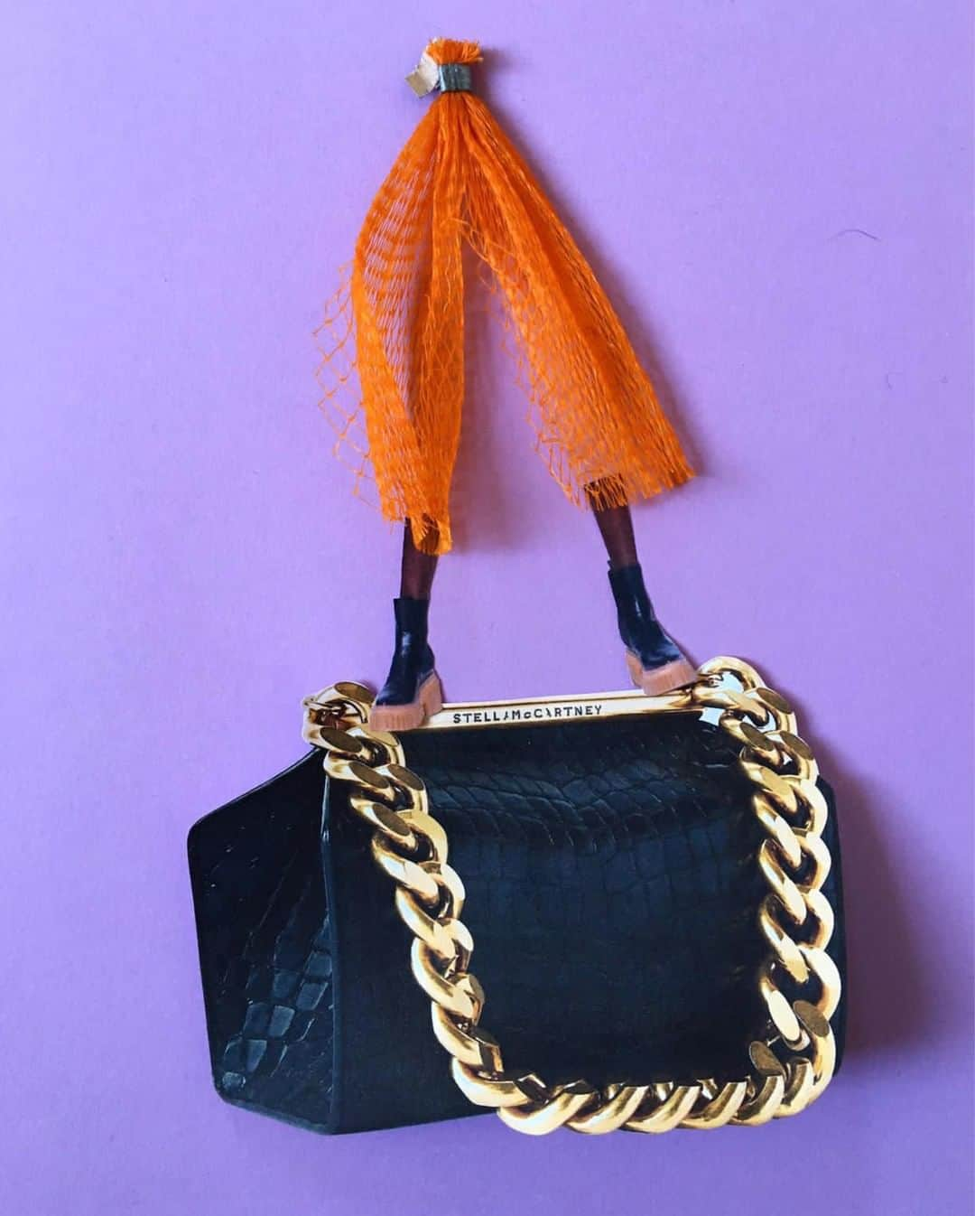 ステラ・マッカートニーさんのインスタグラム写真 - (ステラ・マッカートニーInstagram)「Beauty is in the eye(lash) of the beholder. Our vegan, cruelty-free Chunky Chain bag is collaged with repurposed rubbish – a bold reminder to never litter. ⁣ ⁣ Explore our Runway Collection in-store and online (link in bio).⁣ ⁣ #StellaMcCartney⁣」11月16日 22時51分 - stellamccartney