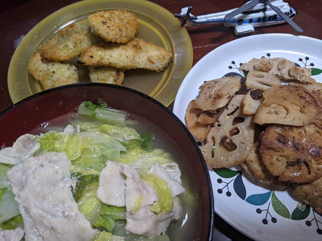 山部朱里のインスタグラム：「. . 【何もやりたくない。疲れた。何も考えたくないってときに、これ食べて元気になりたい！！とおもうメニューがあります】 ①白菜豚バラ煮込み 煮込みというか、なんちゃって鍋。 たっぷりの水に適当に切った白菜と豚肉いれて(ミルフィーユにはしないよ面倒ですもんごめんね)、はまぐりスープの素(鶏ガラスープの素)とにんにくチューブとバター溶かして完成！ポン酢で食べる！絶対にポン酢！なかったら買いに行く。絶対にポン酢！(笑) 群テレ時代に白菜をいただいて、よく作ってたメニューです。美味しい白菜だった。本当に。肉厚でね、優しくて真剣に向き合って育ててくれたのがわかる、まっすぐな味。 ②箸休めのフライ大盤振る舞い ５つ焼いてます ③前に作ったれんこん肉 たくさん作って冷凍してました。 そう、チンしただけ。 ④ヘリコプター ん？ . . #おうちごはん  #お家ごはん  #おかず #手料理 #家庭料理 #料理 #自炊 #節約 #時短メニュー  #時短料理  #簡単ごはん  #簡単おかず  #簡単レシピ #レシピ #れんこん #白菜 #豚バラ #ポン酢 #子育て #年子 #育児」