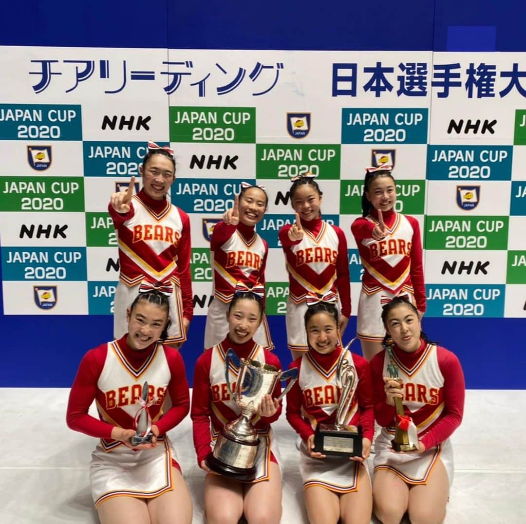 越川優のインスタグラム：「僕の親愛なる、箕面自由学園高校チアリーダー部が、JAPAN CUP（全国大会）にて、4部門に出場し、すべてのカテゴリーで、優勝してくれました😆🎉🎊  みんなおめでとう✨ 本当におめでとう🎊  今年の大会は、コロナの影響で、人数制限や、パフォーマンスの制限下での、演技となったようですが、動画見させて頂きましたが、さすが‼️の、一言に尽きる演技でした😭  毎年恒例の、出場全チームからの「MJGコール」「Go! fight! win!!」のコール、そして、チーム内での掛け声もない、音楽だけがかかった、静かな会場での演技でした。  僕も昨日、初めてのリモートマッチを経験し、応援の偉大さ、チーム内での声の重要性を、改めて実感したところでした。  早くどの業界も、通常運転に戻れるように祈り、一人一人が行動していきましょう😌 ちなみに、#箕面自由学園 高校 #チアリーダー部 #ゴールデンベアーズ とは、18年のお付き合いをさせて頂いています☺️ 野田先生を始めとした、先生方や、生徒、OGの皆さんからいつも元気を頂いて、どこにいても、いつも気に掛けてくれて、僕もこれまでやってきました！ まだまだみんなに負けないように頑張るぞ‼️💪  I love you @goldenbears_official   #チアリーダー  #チアリーディング  #応援の力  #みんなに届け  #いつも涙出る」