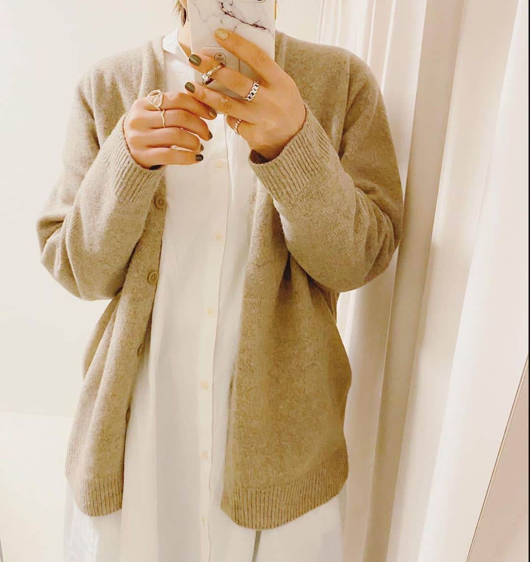 aiaiのインスタグラム：「𝕔𝕠𝕠𝕣𝕕𝕚𝕟𝕒𝕥𝕖  ✰✰  UNIQLOのラムカーディガン。 これはウィメンズのです 去年買ったベージュが 今年も使える  @uniqlo_ginza  @uniqlo_jp  @uniqlo_with   ✰✰  履きやすいのとつま先の ラインが綺麗でお気に入りの SESTOのブーツ  ✰   @sesto_shoes  ✰   コーデの詳細はブログに書いています。  #ラムvネックカーディガン  #カーディガン  #カーディガンコーデ  #fashion#outfit#style#coordinate#instagood#ootd#pic#instapic#コーデ#コーディネート#スタイリング#プチプラコーデ#本日のコーデ#大人カジュアル#プチプラ  #カジュアル #アラフォー #アラフォーコーデ #アラフォーファッション #uniqlo #ユニクロ #ユニジョ#ベージュコーデ #シャツワンピース」
