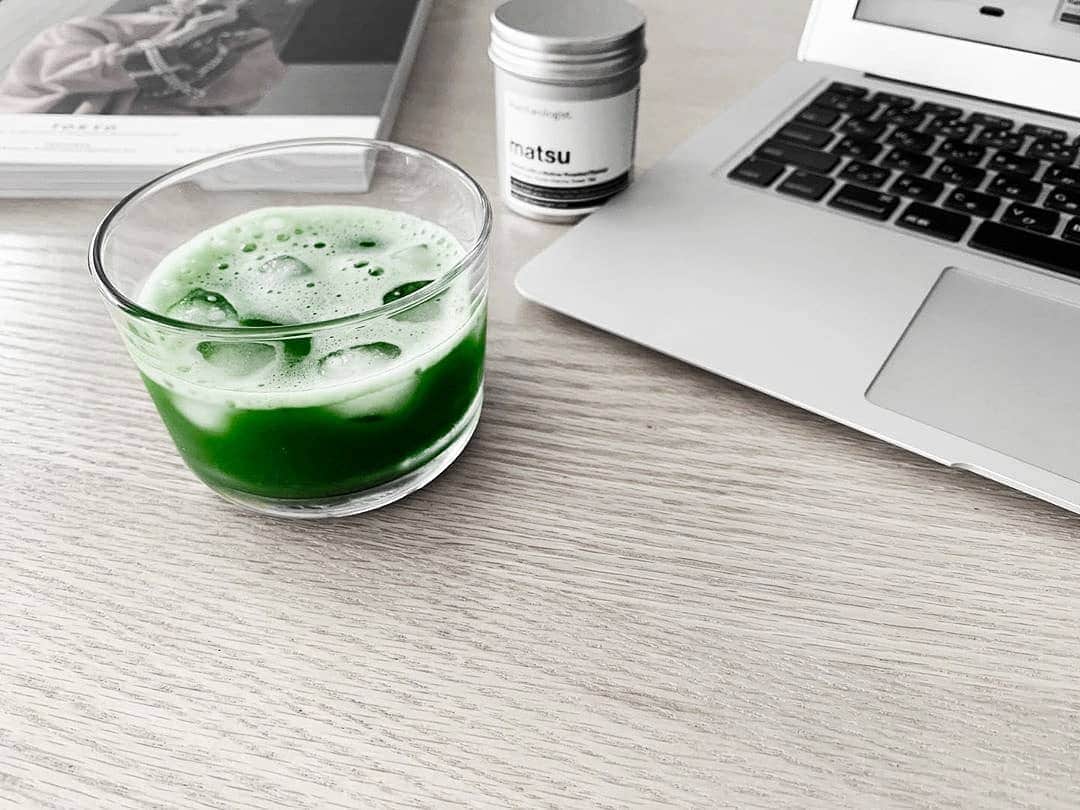 Matchæologist®さんのインスタグラム写真 - (Matchæologist®Instagram)「Take a break from work with a cup of Iced #Matcha 🍵 and experience the ‘calm-alert’ energy that will keep you productive throughout the day! 💪 Raise your hand if you definitely need a #MatchaBreak right now! A big shout-out to @matchaeologist_jp for the beautiful #MatchaRitual shot!  . If you are a Purist and enjoy preparing matcha tea in a traditional style (brewed with 70ºC filtered water 🌡) — we highly recommend our Matsu™ Ceremonial Matcha. It is also perfect for cold-brew matcha and matcha over ice 🍵🍸! . Discover our range of artisanal matcha — visit Matchaeologist.com 🌿 . Matchæologist® #Matchaeologist Matchaeologist.com」11月16日 23時02分 - matchaeologist