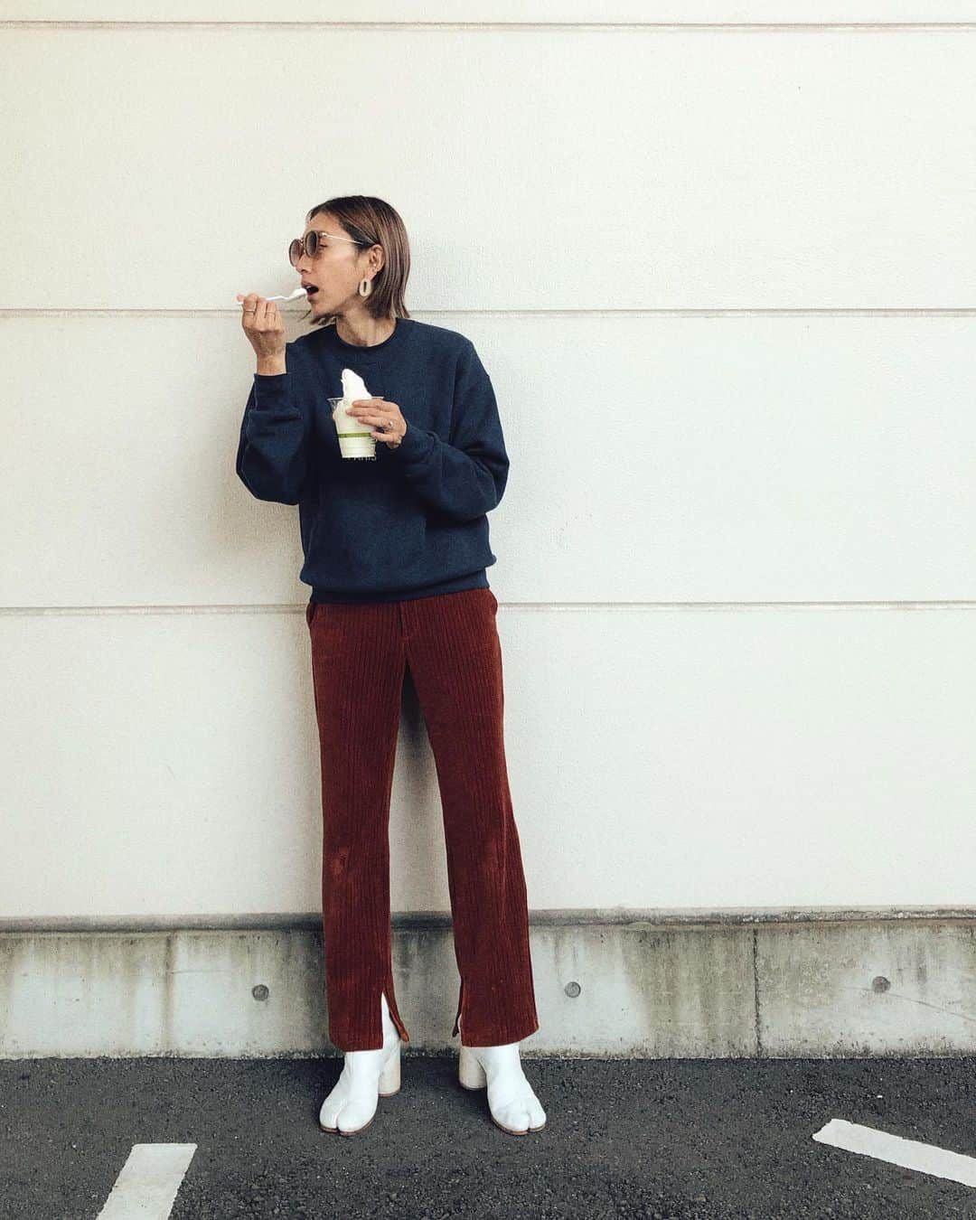 EMILY/BLUEさんのインスタグラム写真 - (EMILY/BLUEInstagram)「コストコ行くと 必ず食べてしまうソフトクリーム🥴🍦 今日は履くのを楽しみにしていた おにゅーのコーデュロイパンツに、 古着のchanelのスウェットを。 ポッケの白に、ピアス、ブーツ、ソフトクリームwで合わせてみたよ♡ このパンツ、脚を綺麗に見せてくれるし可愛いしでこれから活躍いっぱいだろうなー😚 #fashion #ootd #outfit #スウェットコーデ #コーディネート #ファッション #ママファッション #ママコーデ #カジュアルコーデ #ボブヘア #赤ちゃんのいる生活 #男の子ママ #女の子ママ #子供のいる暮らし #フリマ #足袋ブーツ」11月16日 22時54分 - emilybluejewelry0220