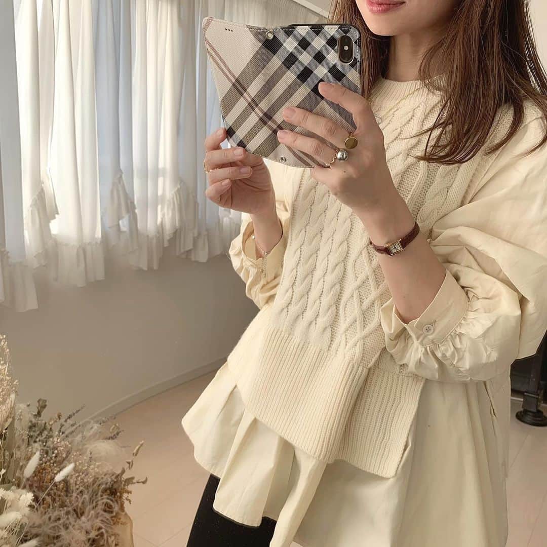 nyaachanのインスタグラム：「* ニットベストドッキングシャツ、人気です🙌❤️ かわいいよねこれ☺️ 着てたら褒められるからめっちゃ着たくなるけどこればっかになるからやめとこ~ってしてたら気づいたらしばらく着てないやん！とかいうどうでもいい現象おこる笑 @select.apricot で、予約受付中です♫ * *  #instagood#instafashon#今日の服#今日のコーデ#おしゃれさんと繋がりたい#プチプラファッション#プチプラコーデ#カジュアルコーデ#着回しコーデ#大人カジュアル#韓国ファッション#きれいめカジュアル#きれいめコーデ#ガーリーコーデ#おちびコーデ#低身長 #秋コーデ#レイヤード#ニット#ニットコーデ#ベージュカラー#ベージュコーデ #ニットベスト」