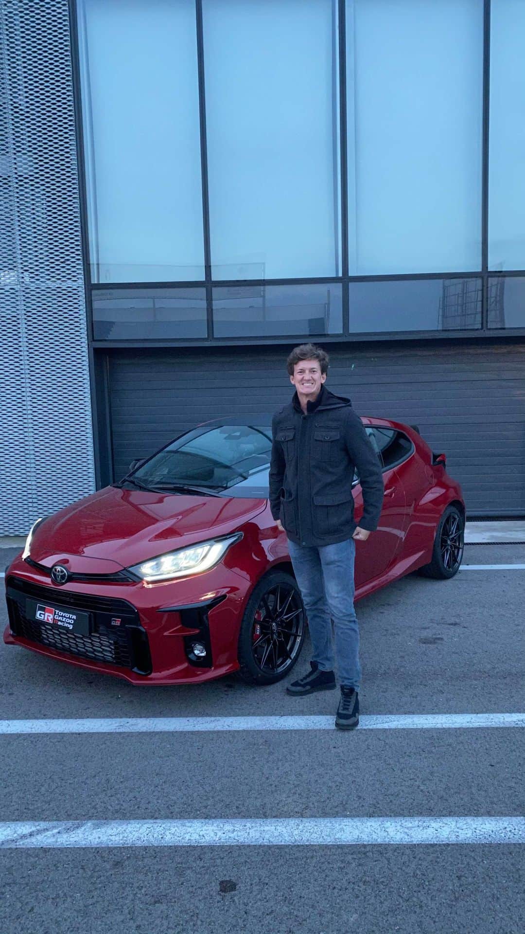 のインスタグラム：「Mi primera vuelta de ataque con el Yaris GR en el Circuito del Jarama, con mi amigo @rafa_se de copy!  La segunda vuelta bajé a 1:53 pero sin GoPro bailando en mi cabeza 😂  Como veréis, el coche va MUY BIEN. Preguntadme lo que queráis, por que es brutal!」