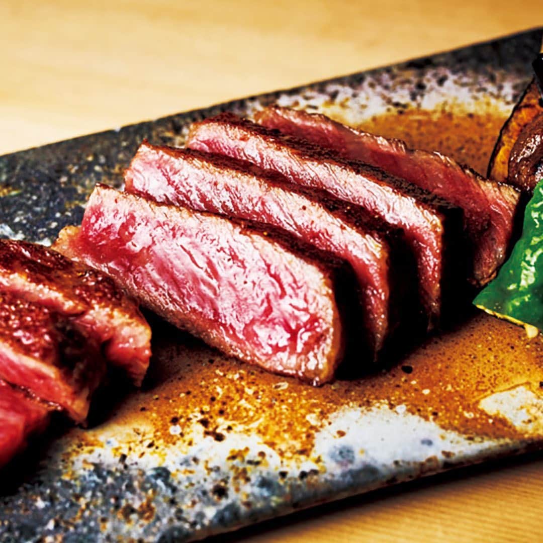 東京カレンダーさんのインスタグラム写真 - (東京カレンダーInstagram)「鉄板焼きや焼肉の名店がひしめき、和牛の激戦地といえる西麻布にまた肉好きを虜にする新星が現れた。﻿ 『M2』が提供するのは前菜から〆のご飯まで和牛の料理が続く、まさに肉づくしのコース。﻿ ﻿ しかも、すべて“松吉牛”を使っている。これは松阪牛のなかでも特にプレミアムな、いわば究極の銘柄牛。自然に近い環境で昔ながらの知恵と技を継承して育てられる。通常の倍以上という長期飼育も特徴で、霜降りの度合いは、ほぼ常に最高値に達するほど。﻿ ﻿ そんな食材に惚れ込んだ料理人が的場圭司さん。﻿ あのアマンリゾーツで日本人初のエグゼクティブシェフを務め、海外で寿司をはじめとする和食の真髄を伝えてきた凄腕だ。そんな氏をもって「初めて食べたとき、驚きました。脂の質が全く違う」と言わしめる松吉牛の実力はコースを食べれば、歴然。﻿ ﻿ 香りは上品でとろける肉質だが、脂に少しもベタつきがなく、キレの良い後味。「女性でもペロリと召し上がる」という話にも納得する軽さで、和食の技を駆使した懐石仕立ての料理とも相まって、スルスル胃に収まっていく。『M2』は激戦地で未体験の“和牛三昧”を提案している。﻿ ⠀⠀⠀⠀⠀⠀⠀⠀⠀﻿ 写真▷﻿ ①「焼物」。﻿ ヒレとサーロインを鉄板でステーキに　﻿ ⠀⠀⠀⠀⠀⠀⠀⠀⠀﻿ ②「凌ぎ」。﻿ 松吉牛とトリュフが香る茶碗蒸しで、玉子にも肉の旨みがしっかりとしみ込んでいる　﻿ ⠀⠀⠀⠀⠀⠀⠀⠀⠀﻿ ③「強肴」。﻿ 松吉牛のヒレに本マグロの中トロとフォアグラを合わせ、照り焼き風ソースでまとめた。﻿ 季節柄、松茸も登場　﻿ ⠀⠀⠀⠀⠀⠀⠀⠀⠀﻿ ④「御飯」。﻿ 〆のご飯にも松吉牛。スジなどでとった肉出汁が効いたお茶碗カレーで塊肉もゴロゴロッと入って贅沢﻿ ⠀⠀⠀⠀⠀⠀⠀⠀⠀﻿ ⠀⠀⠀⠀⠀⠀⠀⠀⠀﻿ ーーinfoーーーー﻿ 店名▷ #M2﻿ エリア▷ #西麻布﻿ 電話番号▷050-5457-0696﻿ ※お問い合わせの際は『東京カレンダーのインスタを見た』とお伝えいただければ幸いです。﻿ 住所▷港区西麻布4-2-9 シーズンズ西麻布 102﻿ ーーーーーーーー﻿ ⠀⠀⠀⠀⠀⠀⠀⠀⠀﻿ ⠀⠀⠀⠀⠀⠀⠀⠀⠀﻿ ★コースの詳細や店内の様子は﻿ 『月刊誌　東京カレンダー2020 12月号 #誘いたくなる店 』にて﻿ ⠀⠀⠀⠀⠀⠀⠀⠀⠀﻿ ーーーーーーー★ーーーーーーーー﻿ @tokyocalendar プロフィールURLの﻿ 東カレweb（アプリ）では、﻿ 高級グルメ情報や話題のレストラン、﻿ 手土産からテイクアウトグルメなど﻿ 東京のグルメ情報を幅広くご紹介。﻿ そして大人気コンテンツ、東カレweb小説や﻿ トレンドニュースも配信しております。﻿ ーーーーーーーーーーーーーーーー ﻿ ⠀⠀⠀⠀⠀⠀⠀⠀⠀﻿ #東京カレンダー #Tokyocalendar #東カレ #東京グルメ #東京美食 #food #instafood #Tokyofood #六本木グルメ #西麻布グルメ　#六本木焼肉　#西麻布焼肉　#japanesefood #東京おすすめ  #デートスポット #大人デート#大人デート #デートにオススメ#デートスポット #おしゃれデート  #インスタ映え　#肉料理　#肉づくし　#和牛　#ステーキ」11月16日 22時59分 - tokyocalendar
