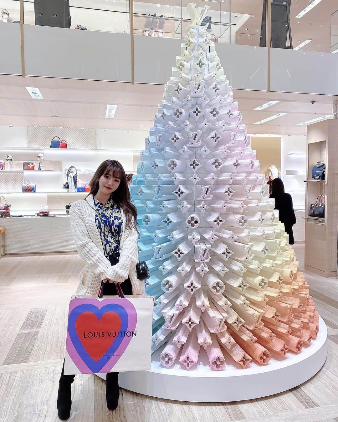 RIKAのインスタグラム：「🎄も可愛くて思わず記念写真してしまいました❄️🎄ちょっと恥ずかしい #osaka #christmastree」