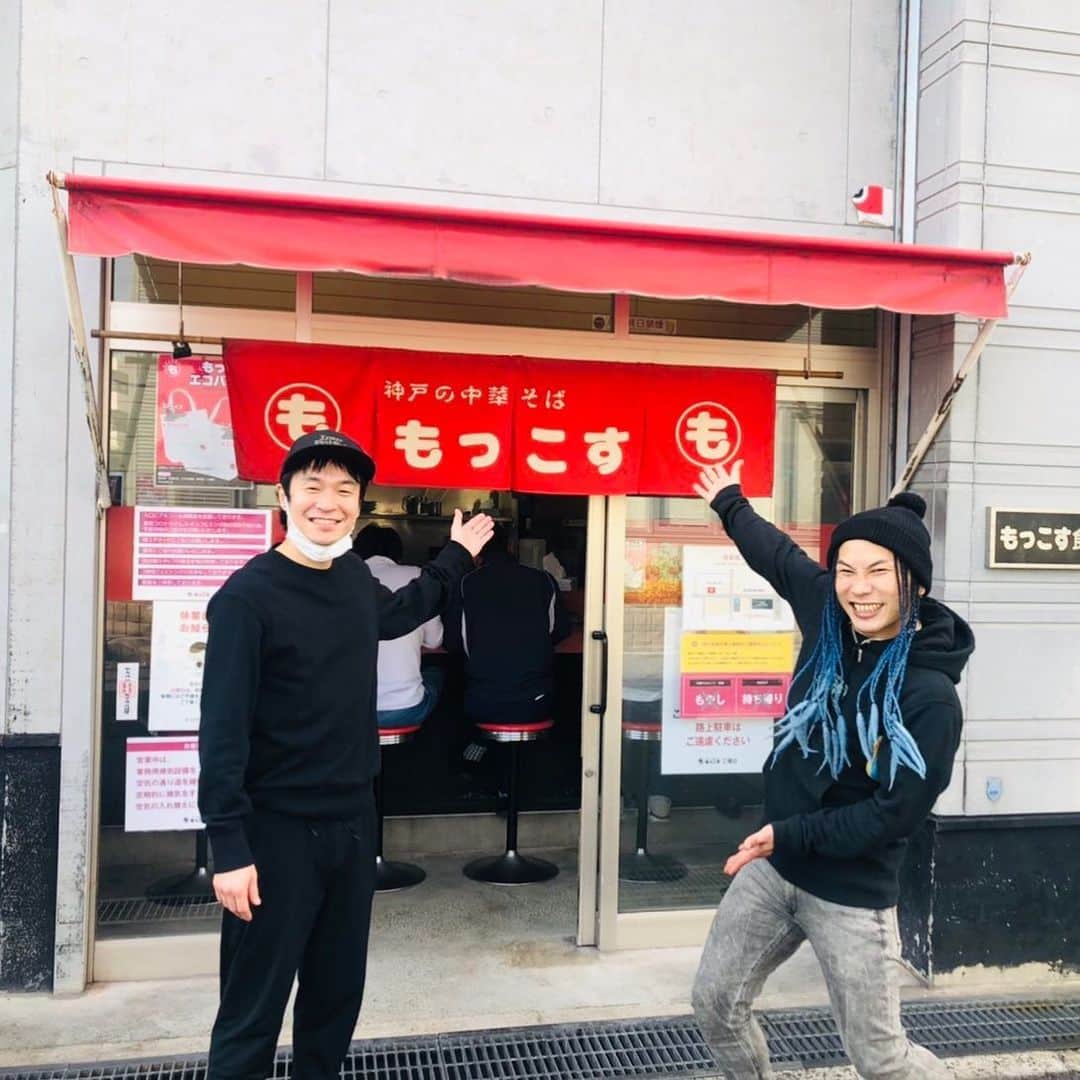 dEnkAのインスタグラム：「そしてそして‼️ 今日のお昼に慎太郎さんと もっこす行って来たよ🍜 しかも工場店🤘 慎太郎さんも「美味しい‼️」 と大絶賛でした🤗 ちなみに今日は工場店で初めて 味噌のチャーオーにしました🍜 ごっそさんでした🙏  @KobeMoccos   #神戸の中華そば #もっこす #工場店 #間慎太郎」