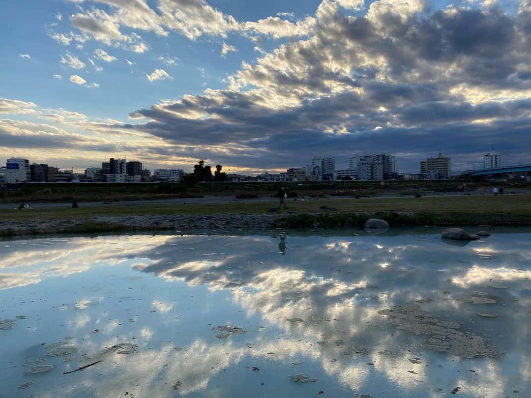 澤真希（小澤真貴子）さんのインスタグラム写真 - (澤真希（小澤真貴子）Instagram)「先週、午後3時。通り掛かりの二子玉川。どの季節も、どの時間も、どんな天気でも美しい☺️修正がいらない、iPhoneの写真。ここだけ別の時間が流れてる。  #二子玉川 #東京散歩 #水辺の風景 #多摩川河川敷 #ひとり時間　#一人時間　#一人散歩」11月16日 23時11分 - sawa.maki.official