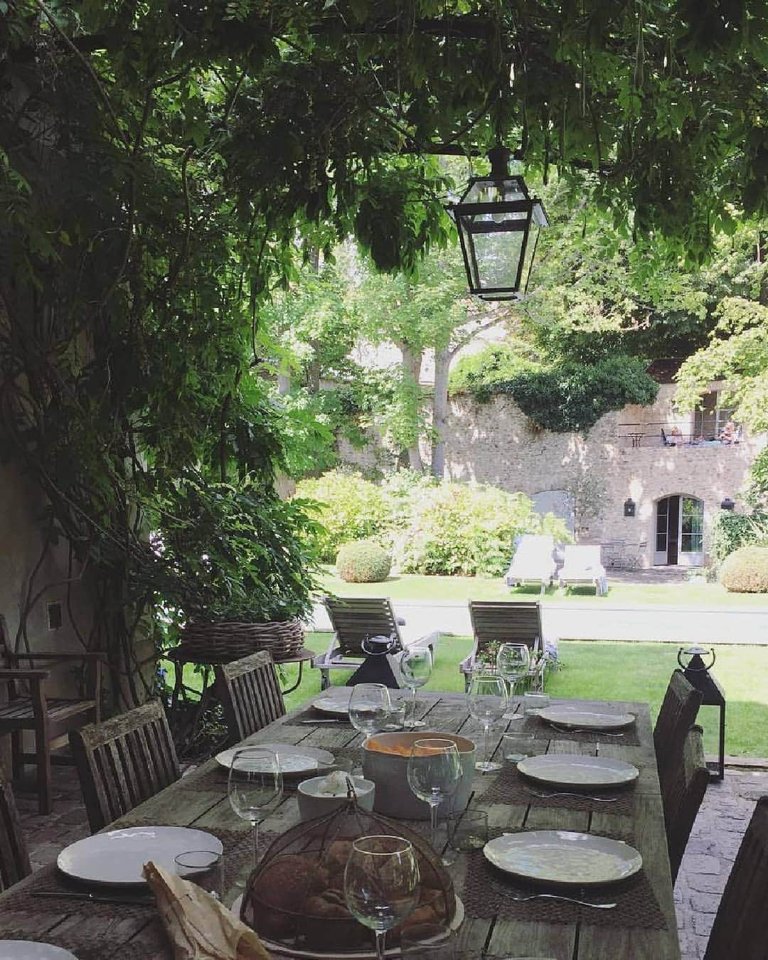 BEAUTIFUL HOTELSさんのインスタグラム写真 - (BEAUTIFUL HOTELSInstagram)「Need a little escape? 🍃 Let's head to the medieval village of Monfort-l’Amaury in France! 🇫🇷 This 17th-century building is home to La Minotte, an elegant bed and breakfast with a vast garden to soothe the mind, body, and soul. 😌  Relish sophisticated design in four bedrooms and four lofts in the charming property. An excellent getaway that's only 45 minutes from Paris!   Are you headed to France soon? Bookmark this stay for your trip! 🔖  📍@la_minotte, Monfort-l’Amaury, France」11月16日 23時04分 - beautifulhotels