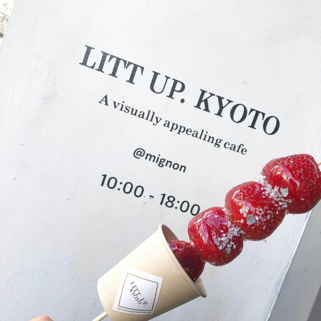 鵜川もえかのインスタグラム：「♥ 【LITT UP. KYOTO】 ・ 八坂神社の近くにあるいちご飴！！ ラムネの味がほんのりとしたよ、🍓 ・ #京都グルメ #いちごあめ」