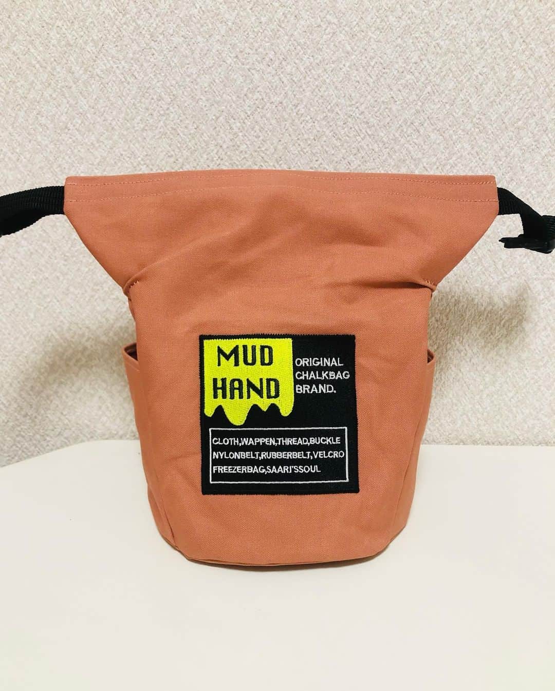 のインスタグラム：「今日の完成品✨ 新しくサーモンピンクの帆布が仲間入り(^^) 灰ばらよりピンク寄りな明るいカラーで個人的にはかなり好き。 BIG MUDHANDも久々作りましたー🌟  https://mudhand.ocnk.net/  #mudhand #サーモンピンク」