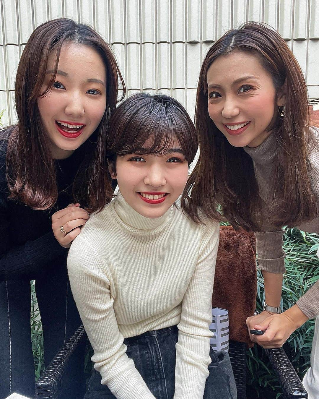 松枝明葉さんのインスタグラム写真 - (松枝明葉Instagram)「16歳も離れてるんだ(；◔ิд◔ิ)  頑張ってる女の子はみんな尊敬😌 @hana__narita @hikaru_adyen  . . 私、20歳のころは 大好きな化粧品ブランドの 美容部員さんやってたよ . で、 . 死ぬまでに自分の名前を 何かで残したい！って 野望を抱きながら働いてた笑 . . . . 今の大学生さんの 思考と行動力にマジ尊敬する🙄✨ . もっと私もパワーほしい🥺 . . #女子会 #ヨックモック #お茶会 #大学生 #ハタチ #学生起業家 #女子大生 #きれいになりたい #ママ社長 #起業ママ #起業ママと繋がりたい #起業女子 #インスタの先生やってます」11月16日 23時08分 - matsu.aki803