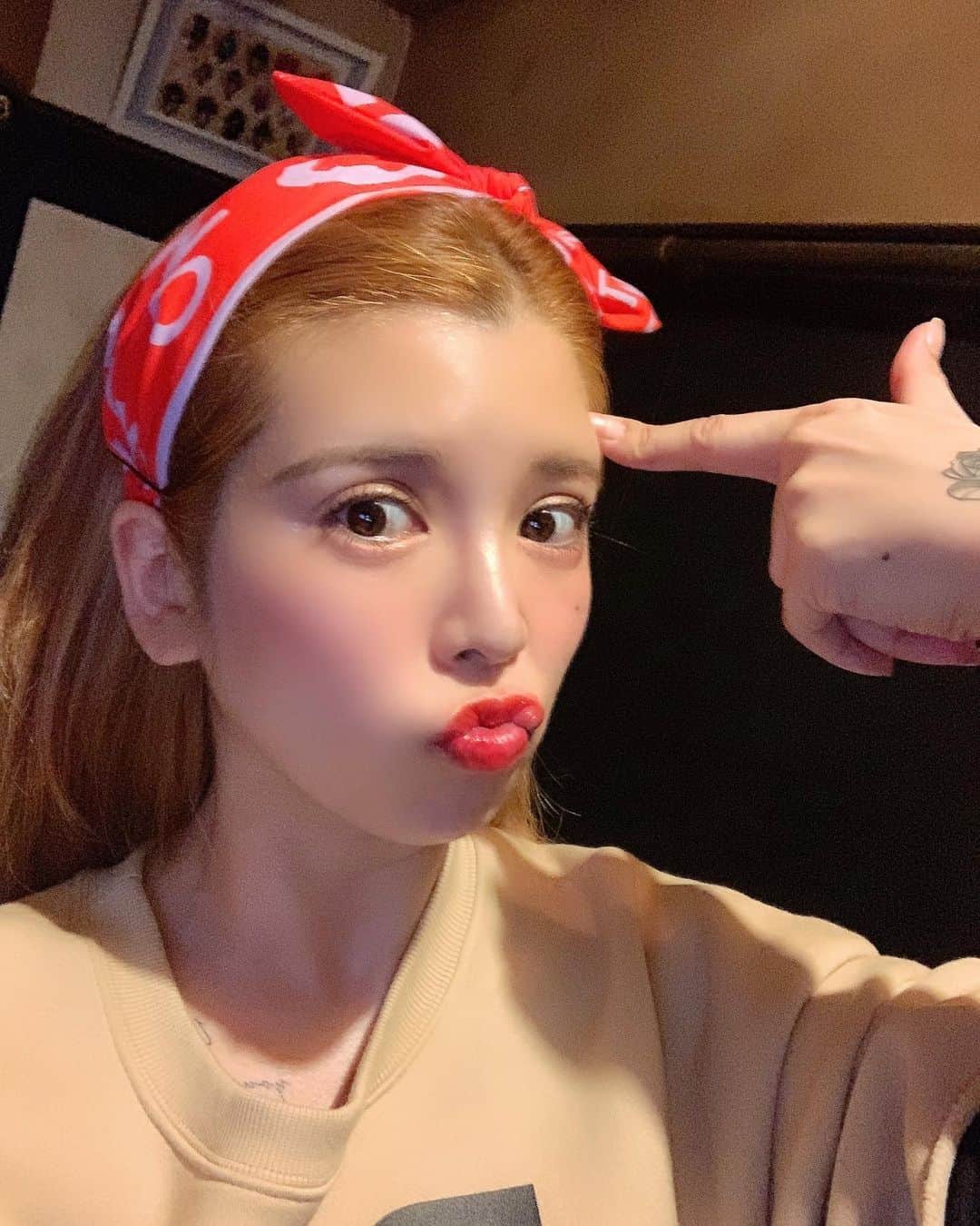 坂口杏里のインスタグラム：「カシェット、本日早めにオープンしました♡♡  09054307175  ↑何かあればこちらまで！ Bar Cachette (カシェット) 東京都新宿区歌舞伎町2-11-7 メトロビル4階😈  お待ちしてますん💕 男性１時間3000円 女性１時間1500円 （飲み放題）  早速お客様ご来店おまちしてます🥰🍻 カラオケでもしよぜぃ🎤⭐︎」