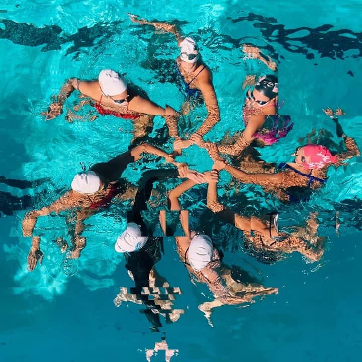 アンドレア・フエンテスのインスタグラム：「As a coach I think its much easier to keep the team motivated if there is something specific to focus on. I’m having fun lately naming a theme for each week. A specific field to improve or learn from. It’s also good to get out of monotony and make the week more interesting.   Today we start THE WEEK OF THE INSPIRATION. For @artswimusa, one of the reasons why we want to swim is to grow, but also to inspire others, and we found that innovating was one of the big ways to do so. Personally I think we get inspired when we see somebody crossing boundaries, passing limits, changing the game. I always wanted to be one of these inspiring people, so my main motivation is to do it as a team: create new paradigms in our sport and bigger than that, to approach life differently using the tool of #artisticswimming.   I asked the swimmers to send me anything that inspired them and I will use it for the hardest day of the week, to find more reasons to push harder. We will tell you how it goes on our @artswimusa account on Wednesday! 💦What about you?? What inspires you? 💫  @usaartistcswimming  Sharing in my stories a video with a motto that inspires me a lot from a @nike commercial with the great @kobebryant: To be better than yesterday. For me this has been my mantra since I was born.」