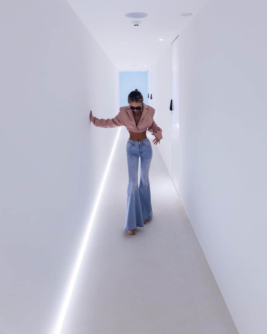 MARISのインスタグラム：「Denim & Earings : @frame  Shoes: @maisonmargiela  肩幅もともと広いけどさらに肩幅さんスタイルが最近好き！ too muchくらいなスーパーフレアが最近好き！💕  時間過ぎるのはっやいね‼︎毎日やる事たくさん‼︎ でもたのし💕  おやすみー🌙  Time flies so fast OMG!!  So many things to do every day but it’s fun💕 Good night🌙」