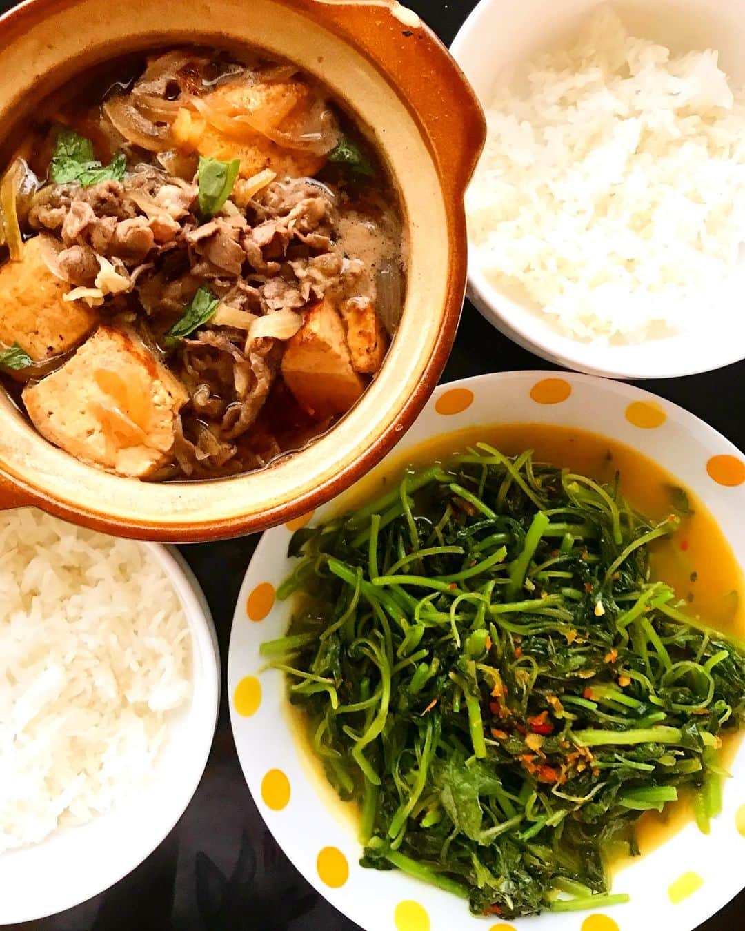 Li Tian の雑貨屋のインスタグラム：「Be it on vegetables or seafood, with or without adding evaporated milk, @justsauce.co batong sauce makes dishes even more shiok and appetizing with the bright tangy flavors but not too spicy. It’s a very versatile and most importantly, fail-proof ingredient to have in the kitchen! Highly recommend 👍   The sauce is sold in jars and available for order via the link @justsauce.co profile page   • • • • #dairycreamkitchen #singapore #dinner #igersjp #yummy #love #sgfood #foodporn #igsg  #instafood #gourmet #beautifulcuisines #onthetable #bonappetit #cafe #f52grams #chef #feedfeed #homecook #stayhomesg #seafood #グルメ #料理 #spicy」