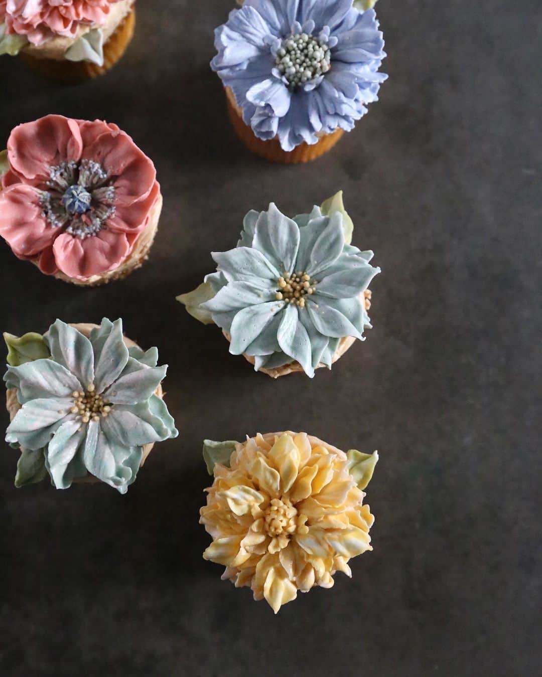 청담 수케이크 (atelier soo)さんのインスタグラム写真 - (청담 수케이크 (atelier soo)Instagram)「ㅡ 심화반1. soo class  기초반부터차근히들어오신두분.손이더야무져지셨네요⚜️ 잎의모양.입체감.힘조절.자세 등등 의식적파이핑하기. 다시시작됩니다:) 바닐라케이크+카라멜크림 ㅡ #flower #cake #flowercake #partycake #birthday #bouquet #buttercream #baking #wilton #weddingcake #쿠킹클래스 #cupcake ㅡ www.soocake.com vkscl_energy@naver.com」11月16日 23時25分 - soocake_ully