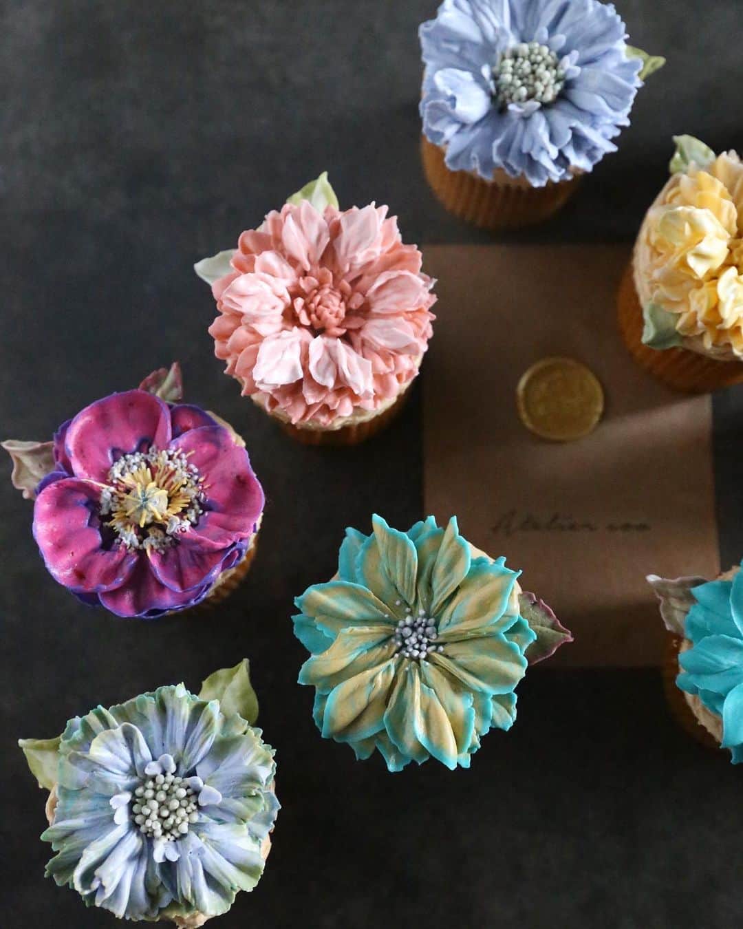 청담 수케이크 (atelier soo)さんのインスタグラム写真 - (청담 수케이크 (atelier soo)Instagram)「ㅡ 심화반1. soo class  기초반부터차근히들어오신두분.손이더야무져지셨네요⚜️ 잎의모양.입체감.힘조절.자세 등등 의식적파이핑하기. 다시시작됩니다:) 바닐라케이크+카라멜크림 ㅡ #flower #cake #flowercake #partycake #birthday #bouquet #buttercream #baking #wilton #weddingcake #쿠킹클래스 #cupcake ㅡ www.soocake.com vkscl_energy@naver.com」11月16日 23時25分 - soocake_ully