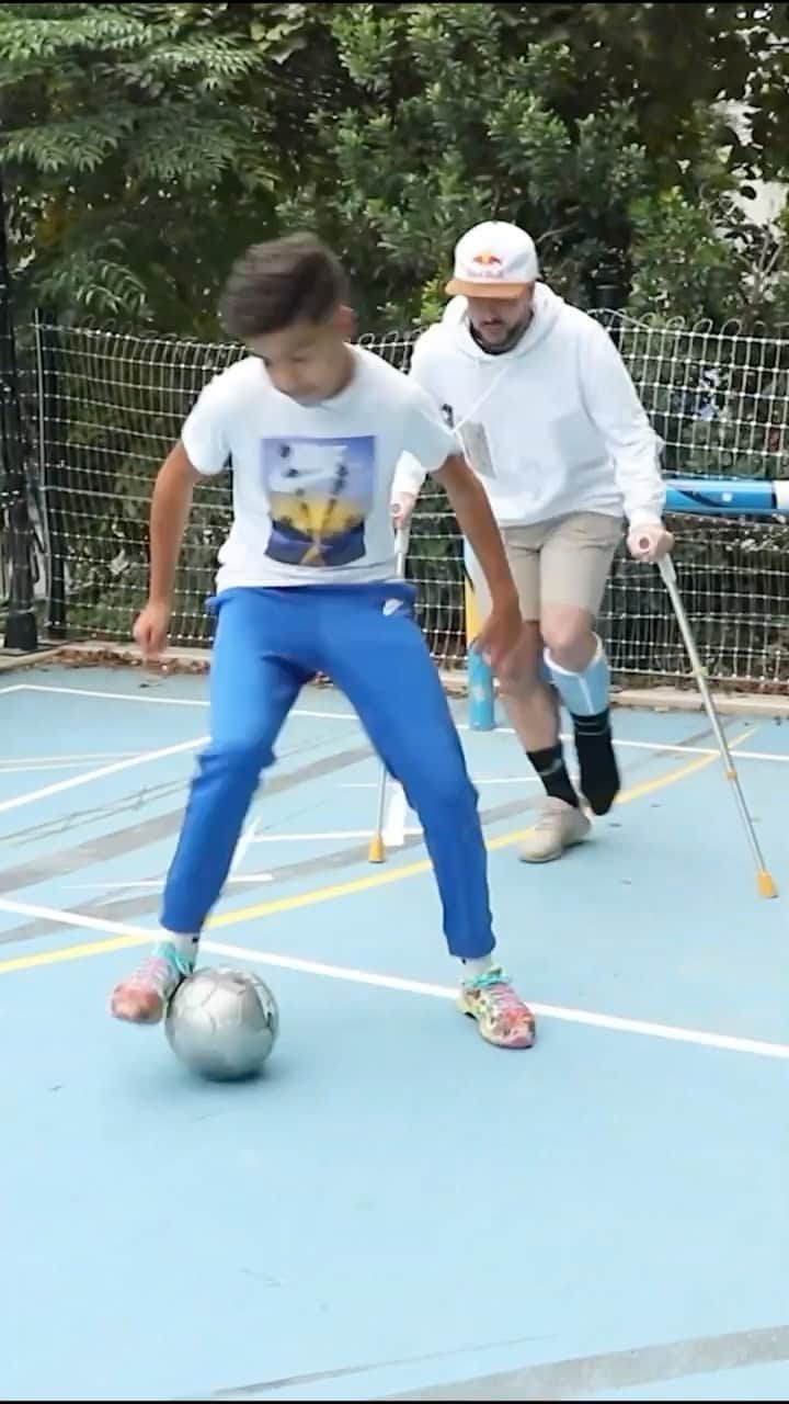 ショーン・ガルニエのインスタグラム：「Even with one leg I can stop you ! 😅💪💪 @mehdi_amri_10 #streetsoccer #goal #skills #urbanball #urbanball #panna #nutmegs #freestyle #seangarnier」