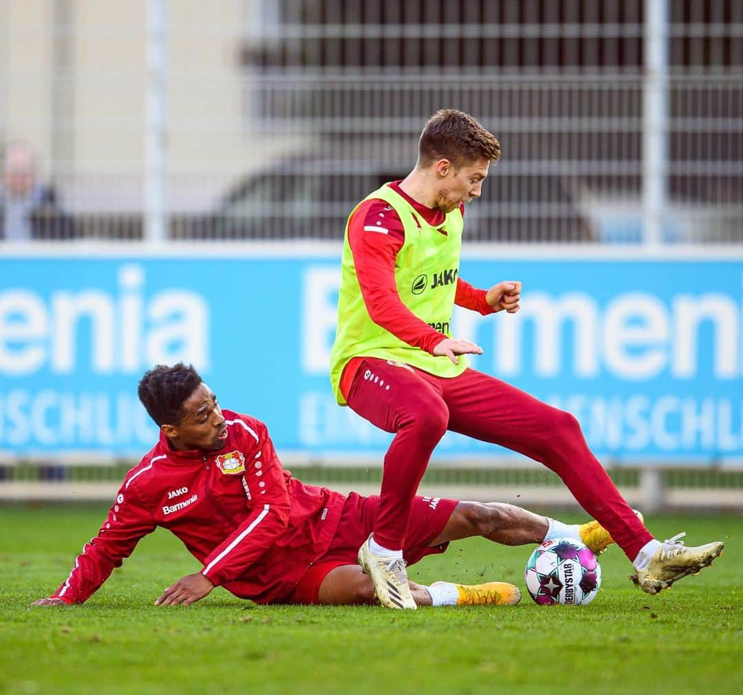 ヴェンデウ・ナシメント・ボルジェスのインスタグラム：「Training, Gott Segne euch @mitch23elijah 🙏🏾✌🏾👊🏾 🔴⚫️⚽️🦁💪🏾 @bayer04fussball」