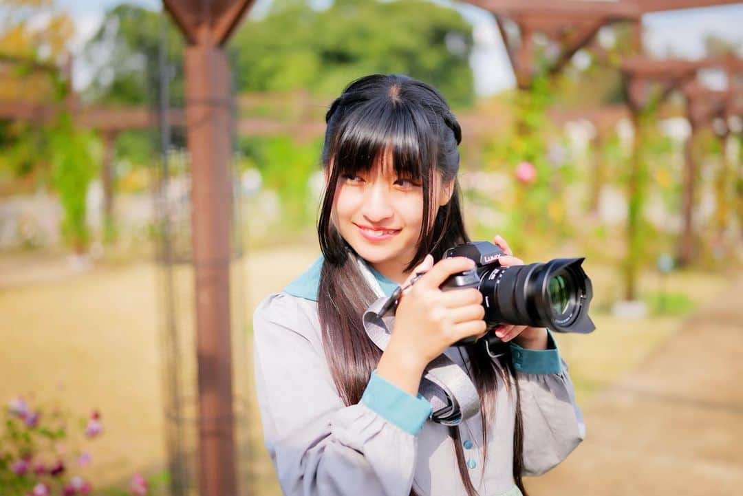 りりりのインスタグラム：「1枚目はカメラマンりりり👍  15歳もまったり、楽しく、頑張って強く生きていきたいと思います👍  ■撮影スーさん @gakkosound   □ワンピース favorite  □靴 unica(ママの) □カメラはスーさんの ・ ・ ・ #りりり #誕生日 #15歳 #中学3年生 #幸せ #life #見てね #ありがとう」