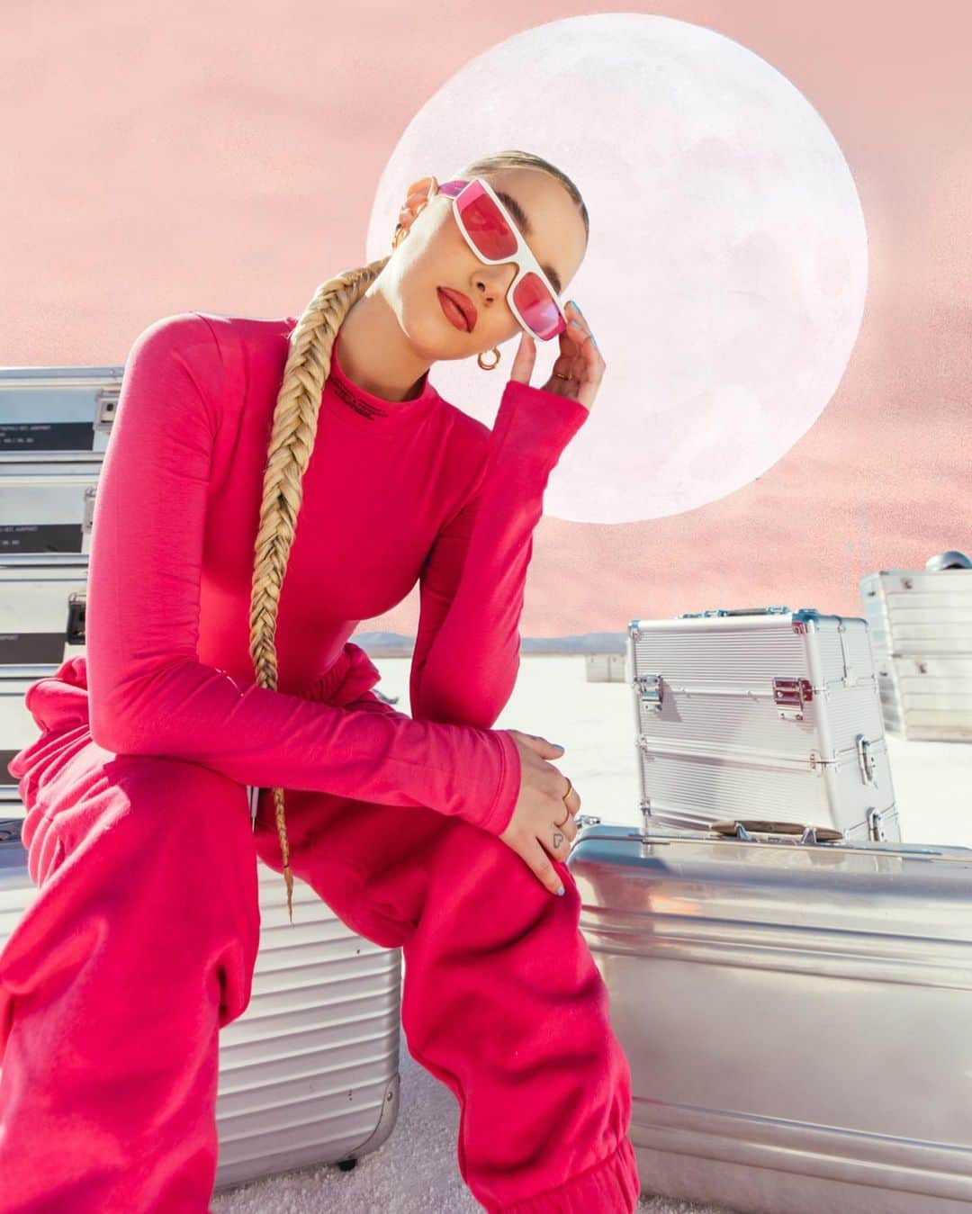 サラ・スナイダーのインスタグラム：「The Sarah Snyder X @boohoo tracksuit edit is out. Get it now at boohoo.com」