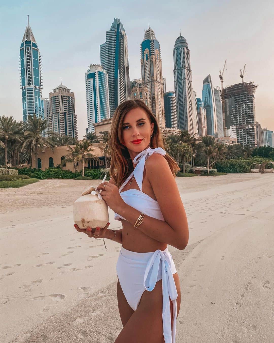 バーボラ・コディトヴァのインスタグラム：「Starting the week on the @ooroyalmirage beach 🌺 #OORoyalMirage」