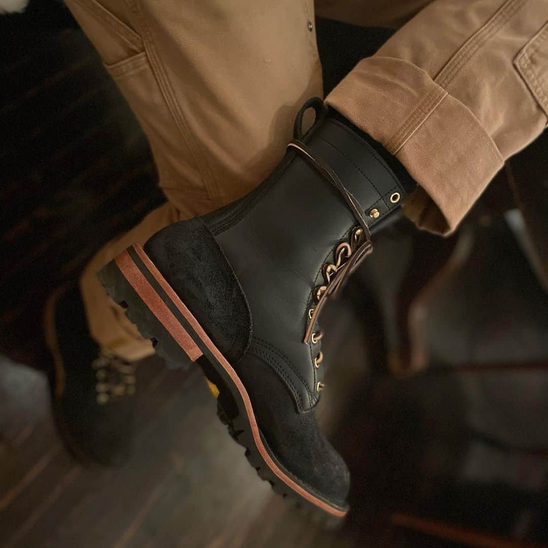 ジョシュ・スチュワートさんのインスタグラム写真 - (ジョシュ・スチュワートInstagram)「the start of something beautiful. @nickshandmadeboots  best boots I’ve had on my feet. and I was born with boots on.  @alexakdavalos took a photo of them」11月16日 23時32分 - j0shstewart