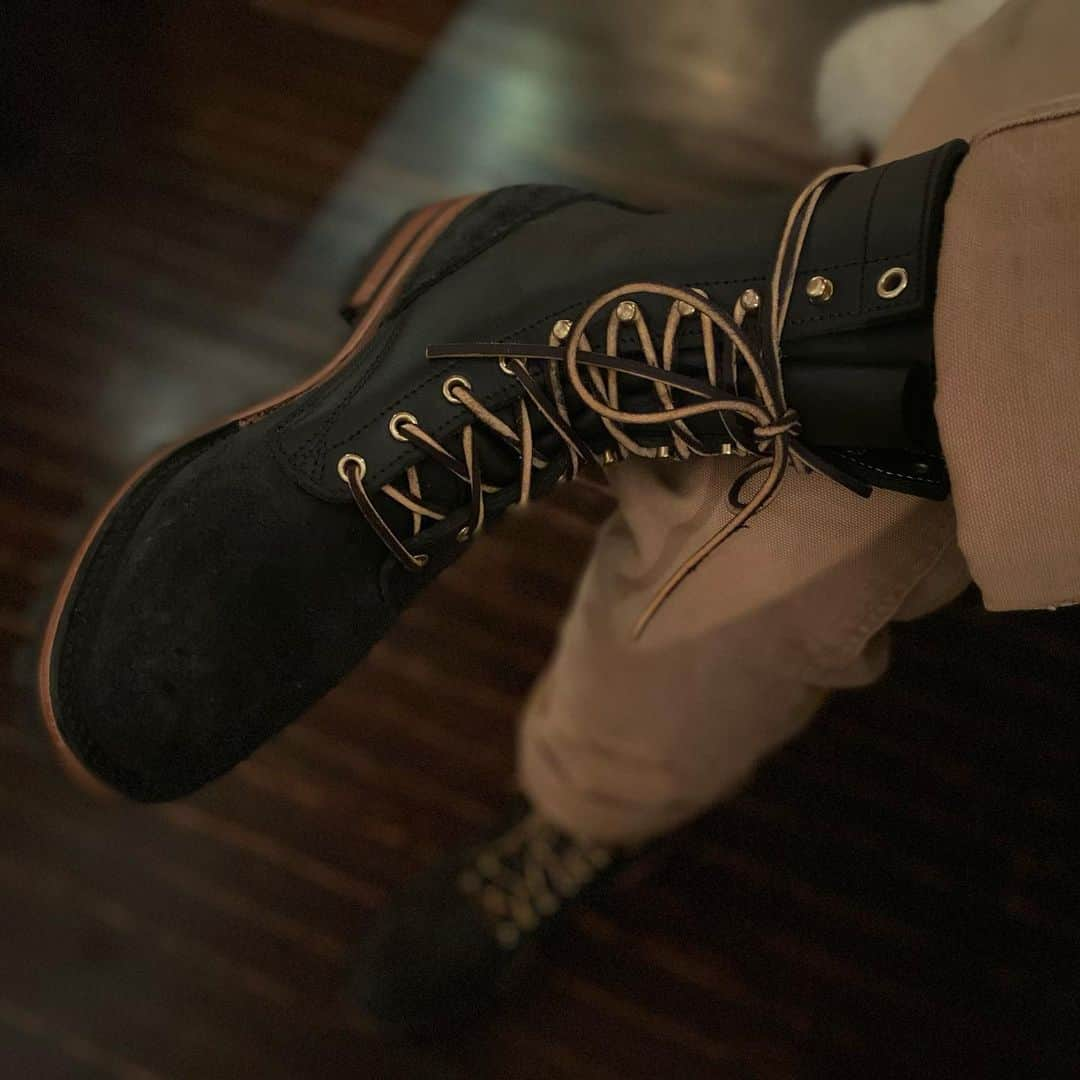 ジョシュ・スチュワートのインスタグラム：「the start of something beautiful. @nickshandmadeboots  best boots I’ve had on my feet. and I was born with boots on.  @alexakdavalos took a photo of them」